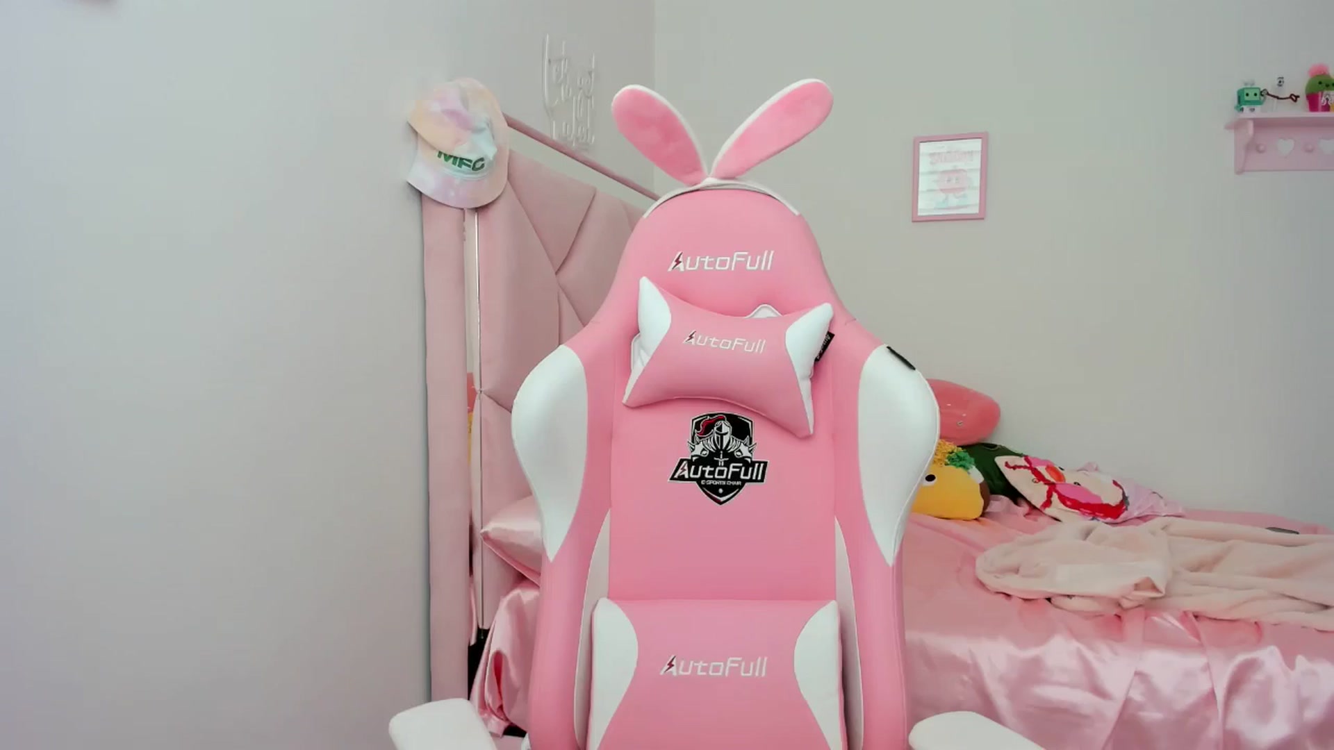 Gallery image thumbnail from Cherrycute666's myfreecams stream on, 05/13/2024, 17:45 image 15 of 20