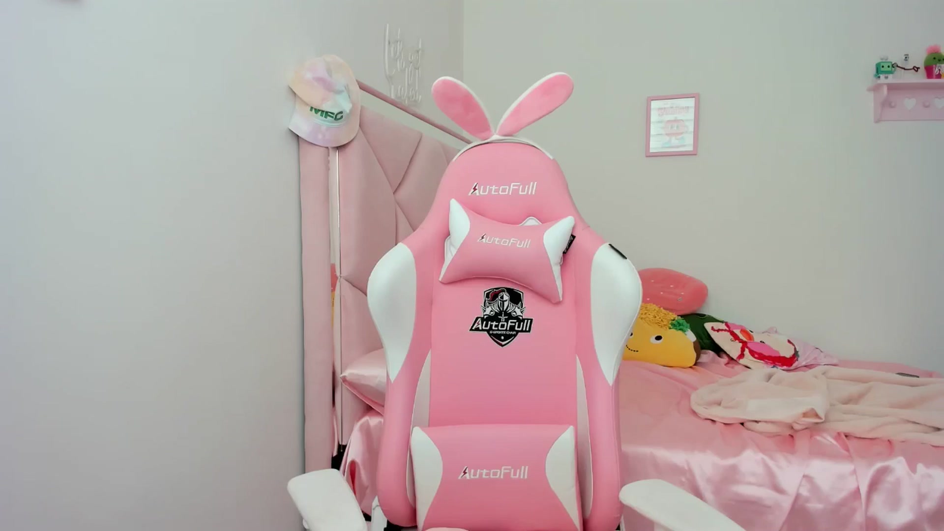 Gallery image thumbnail from Cherrycute666's myfreecams stream on, 05/13/2024, 17:45 image 6 of 20