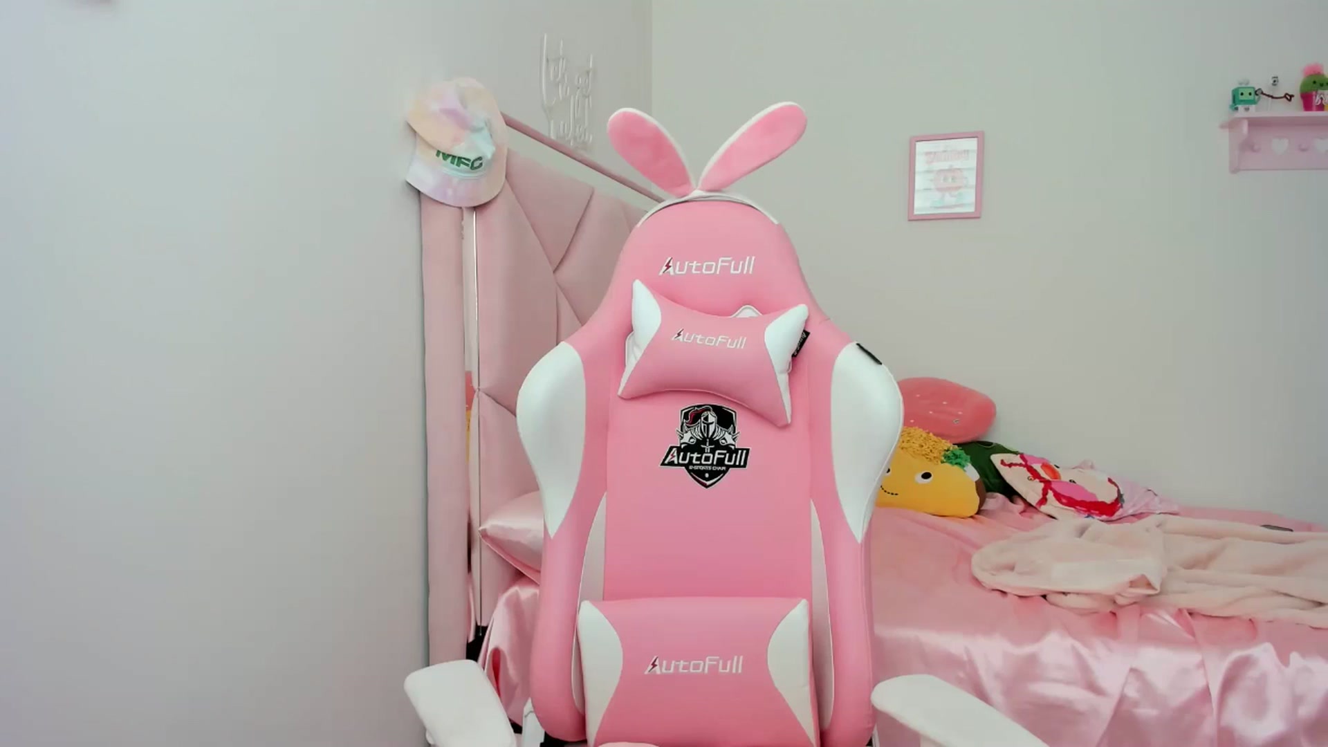 Gallery image thumbnail from Cherrycute666's myfreecams stream on, 05/13/2024, 17:45 image 8 of 20