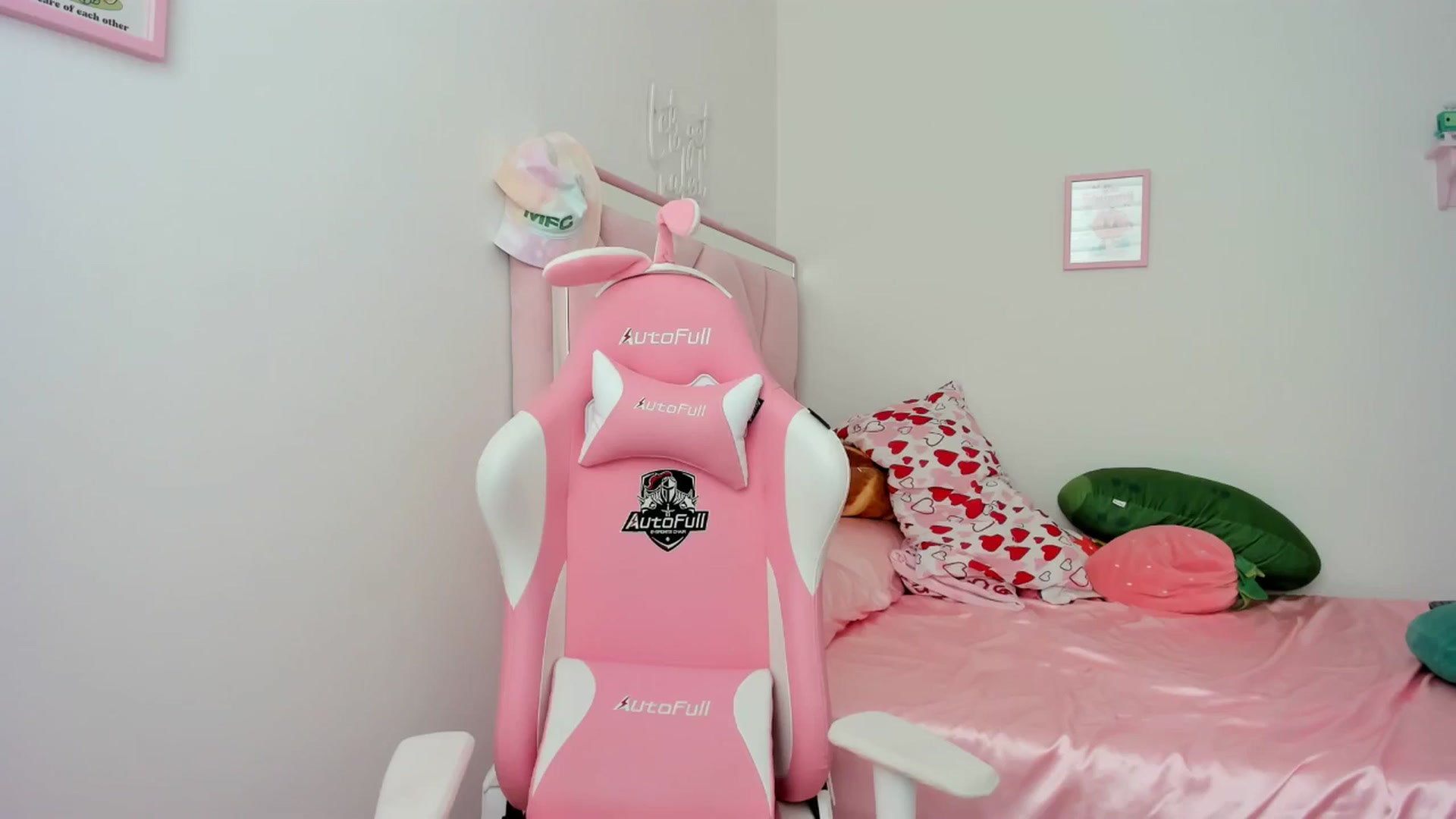Gallery image thumbnail from Cherrycute666's myfreecams stream on, 05/14/2024, 18:03 image 13 of 20