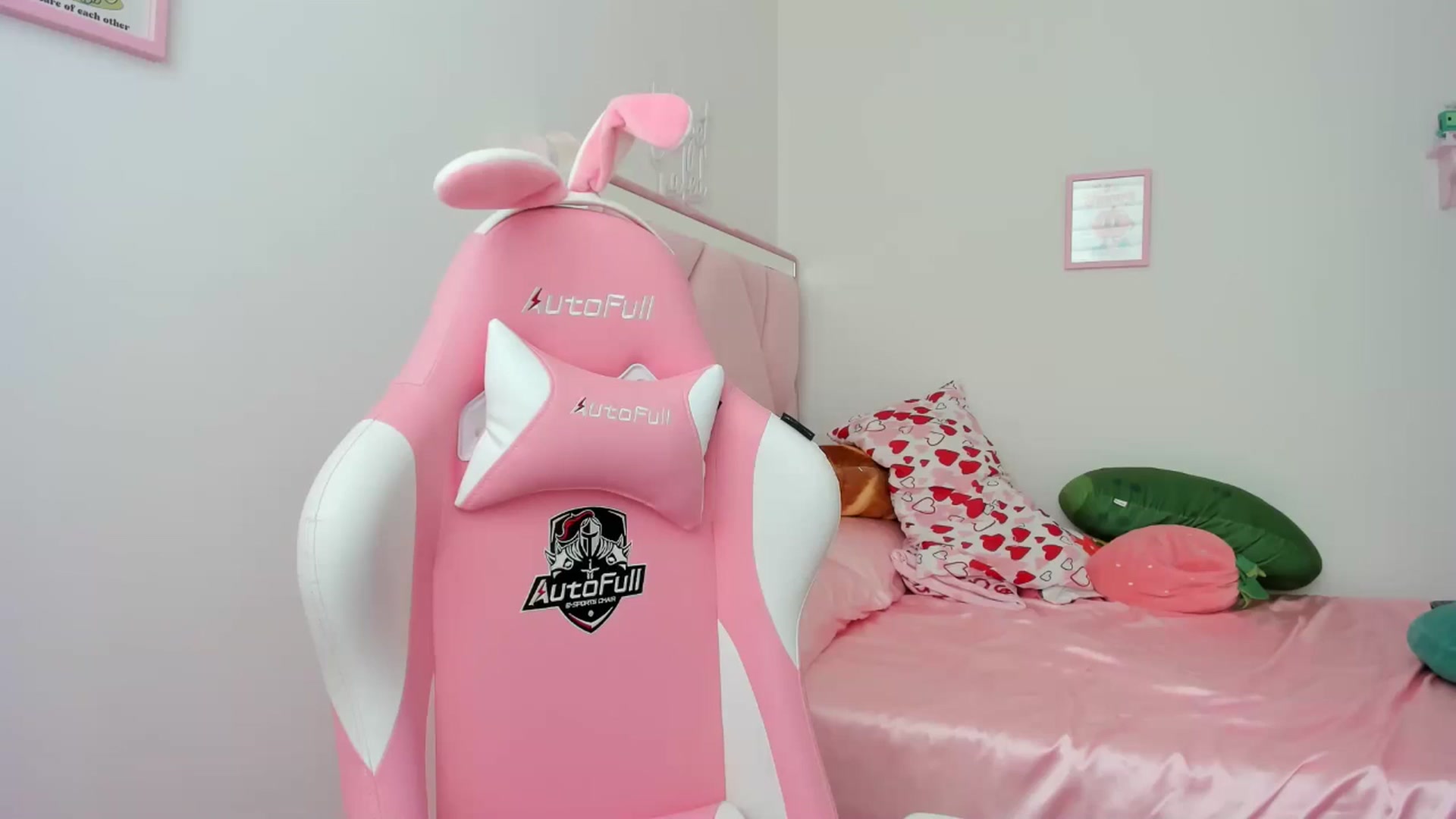 Gallery image thumbnail from Cherrycute666's myfreecams stream on, 05/14/2024, 18:03 image 18 of 20