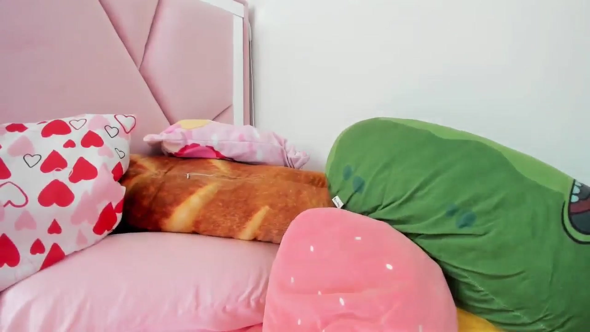 Gallery image thumbnail from Cherrycute666's myfreecams stream on, 05/14/2024, 22:43 image 18 of 20