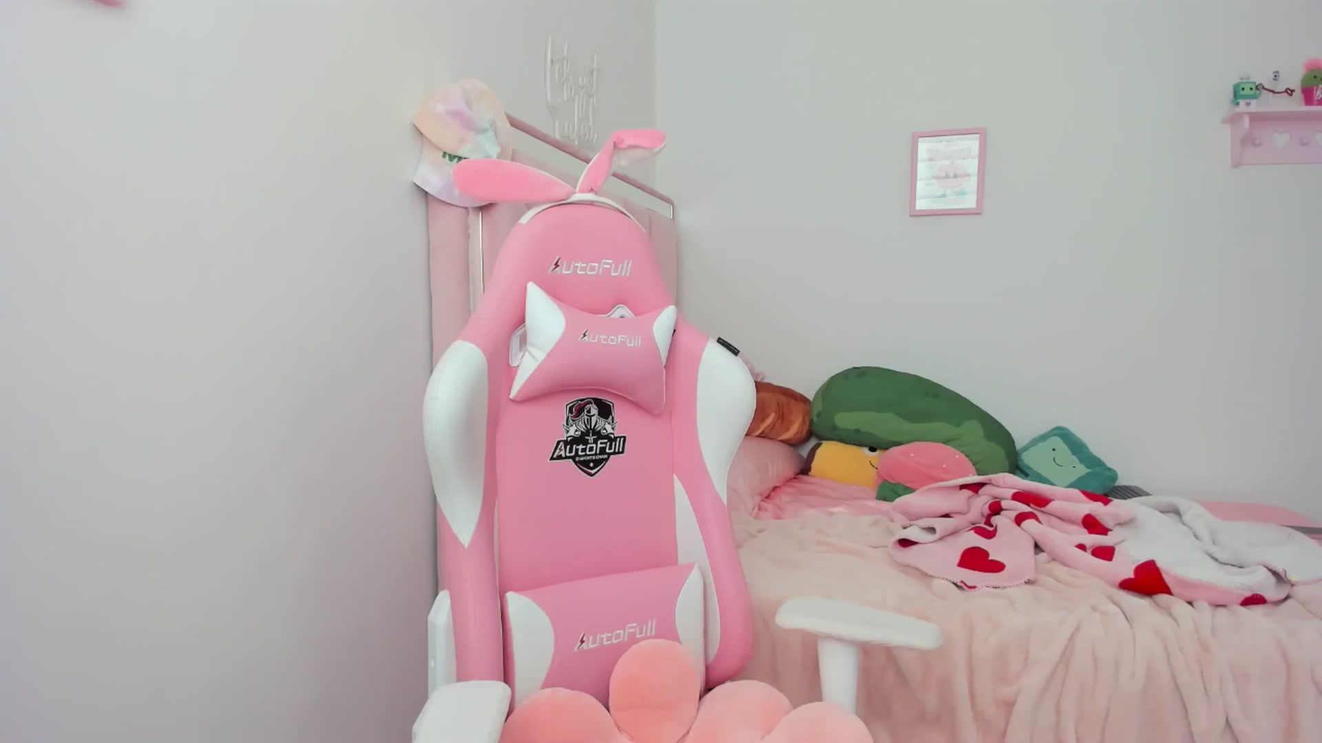 Gallery image thumbnail from Cherrycute666's myfreecams stream on, 05/15/2024, 15:44 image 14 of 20