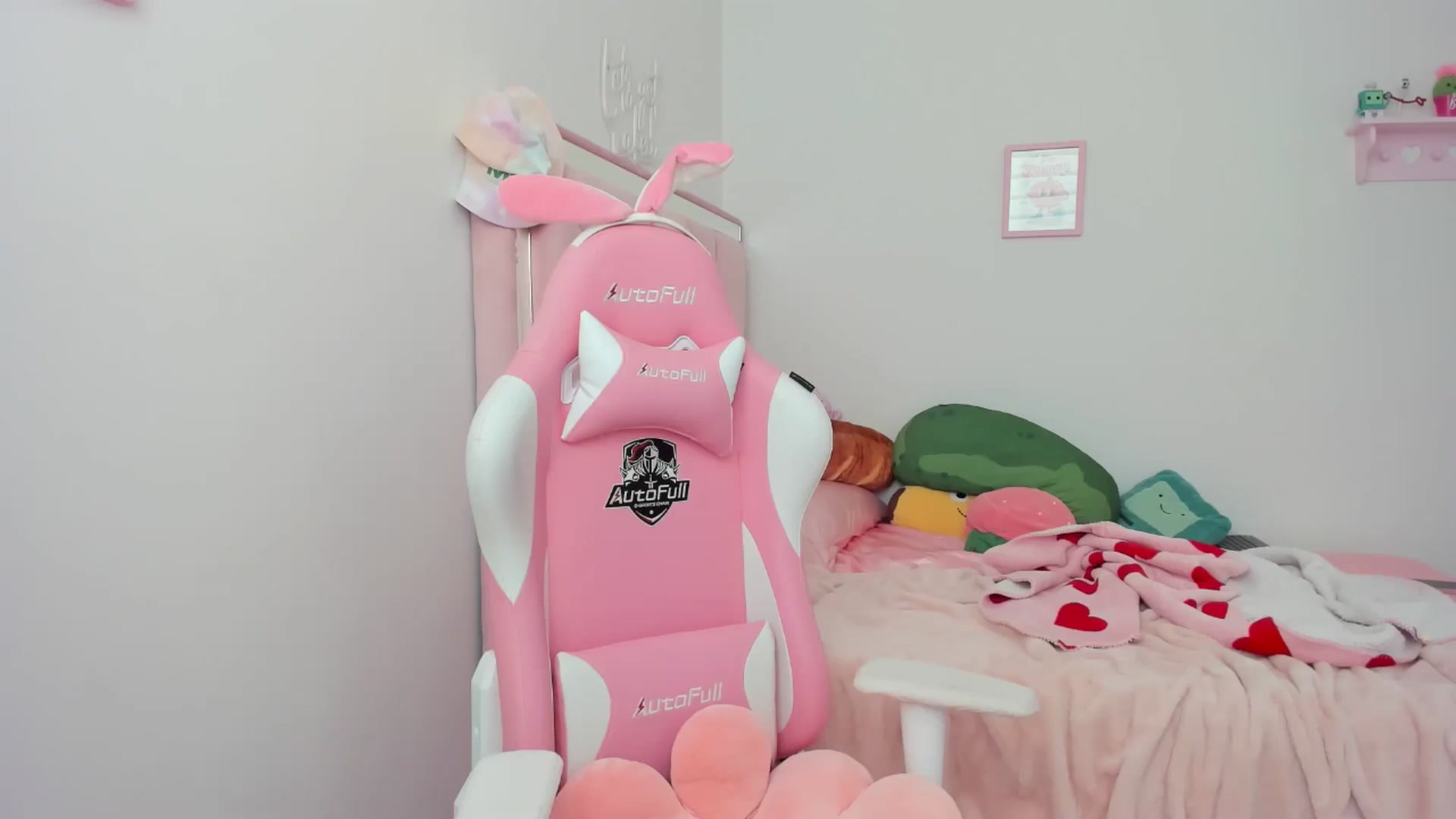 Gallery image thumbnail from Cherrycute666's myfreecams stream on, 05/15/2024, 15:44 image 15 of 20