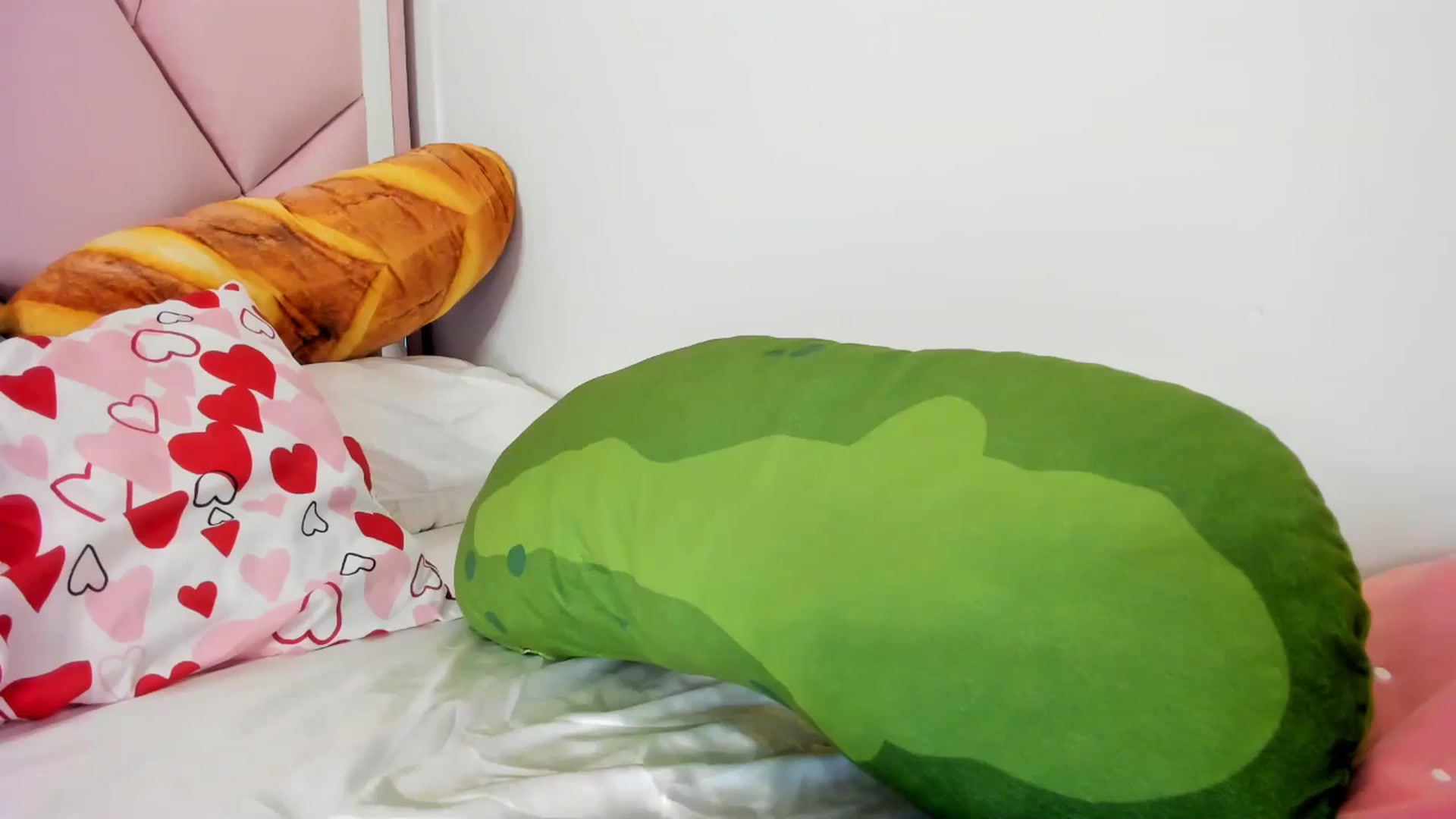 Gallery image thumbnail from Cherrycute666's myfreecams stream on, 05/16/2024, 06:40 image 17 of 20