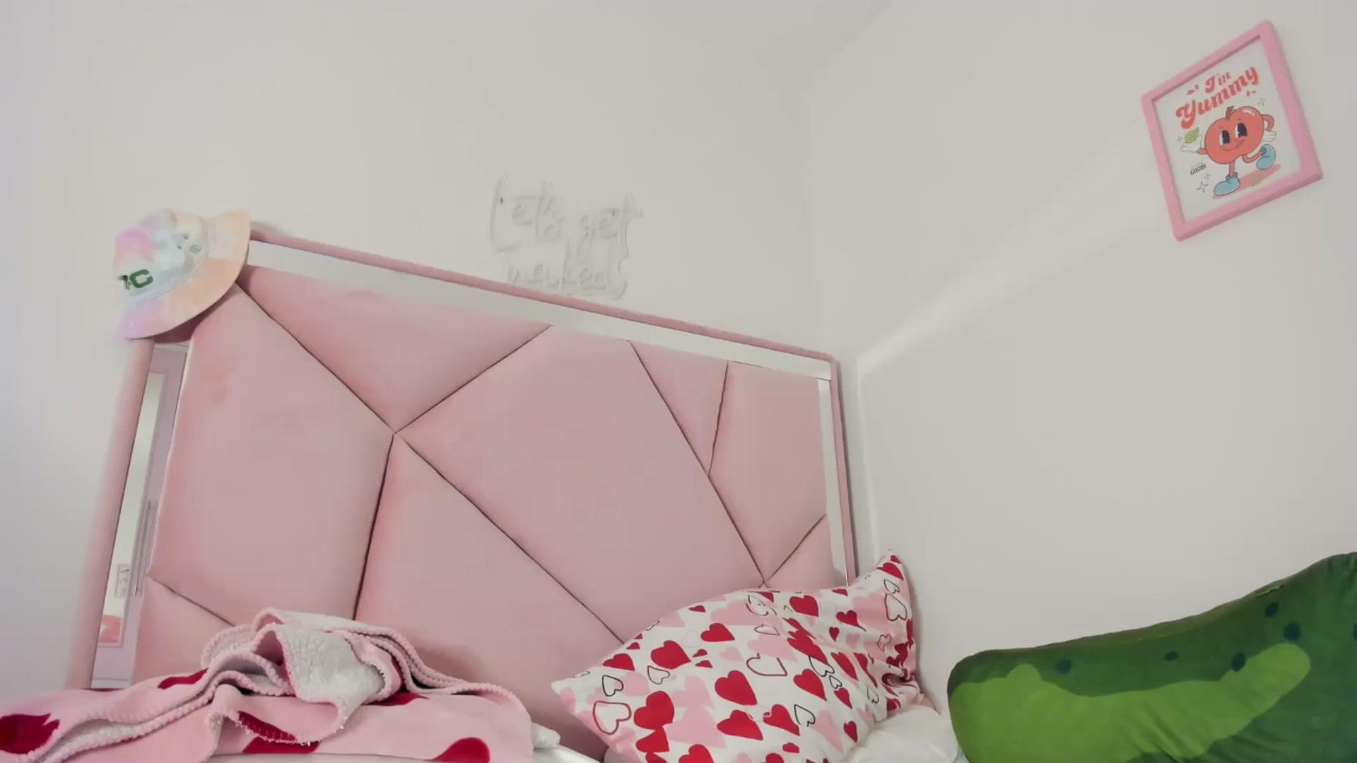 Gallery image thumbnail from Cherrycute666's myfreecams stream on, 05/17/2024, 11:39 image 5 of 20