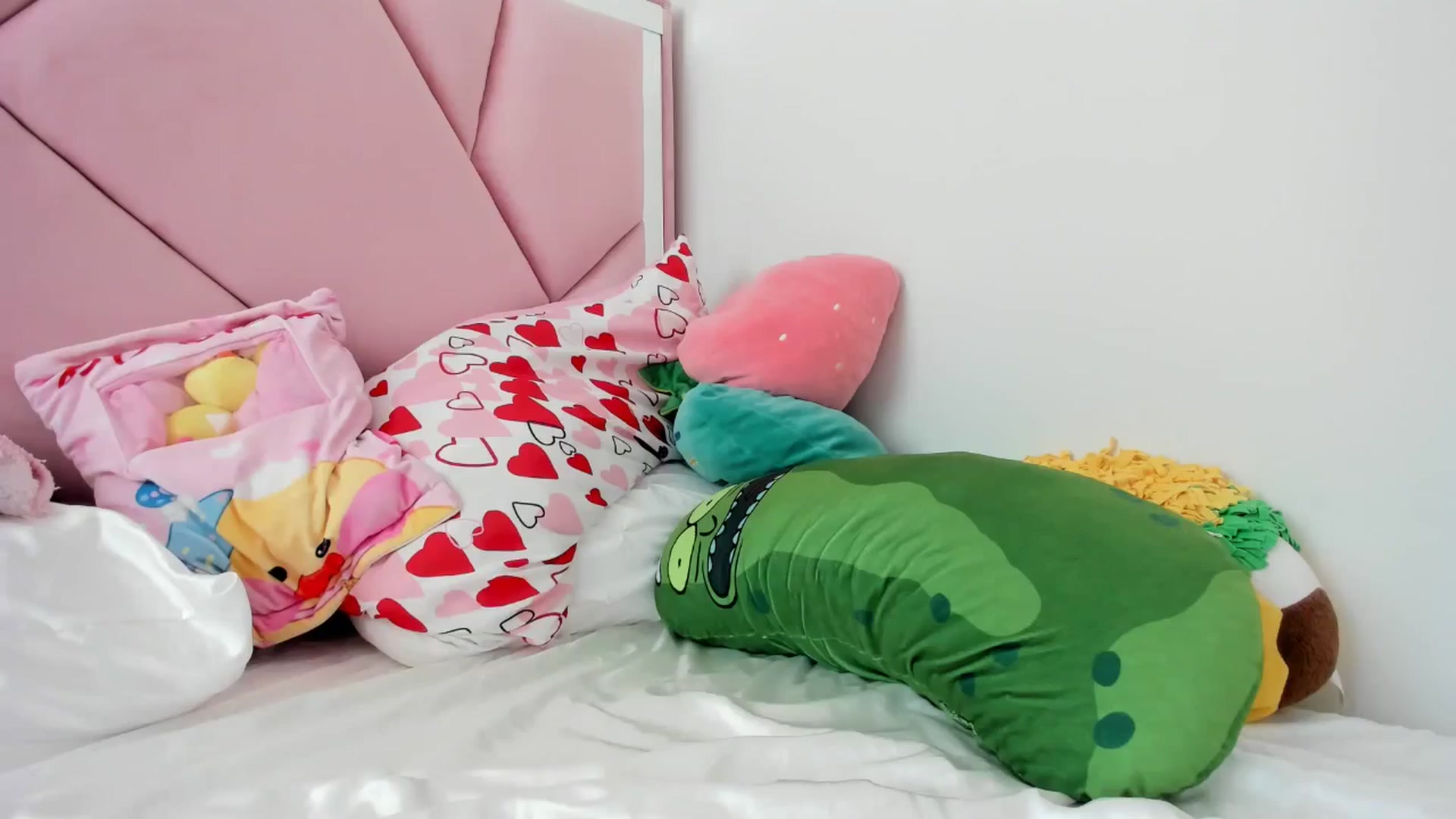 Gallery image thumbnail from Cherrycute666's myfreecams stream on, 05/17/2024, 22:42 image 12 of 20