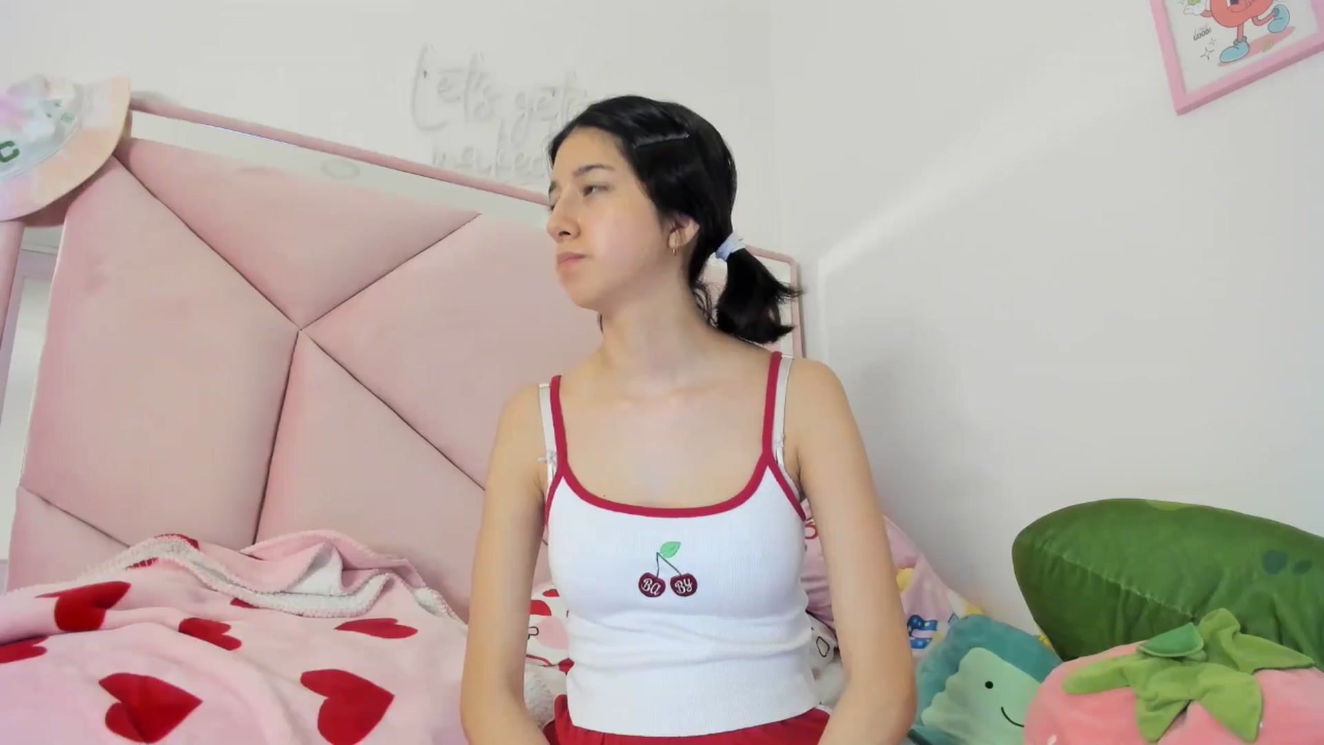 Gallery image thumbnail from Cherrycute666's myfreecams stream on, 05/19/2024, 24:57 image 18 of 20