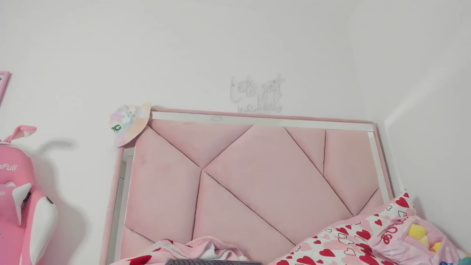 Gallery image thumbnail from Cherrycute666's myfreecams stream on, 05/19/2024, 24:57 image 15 of 20