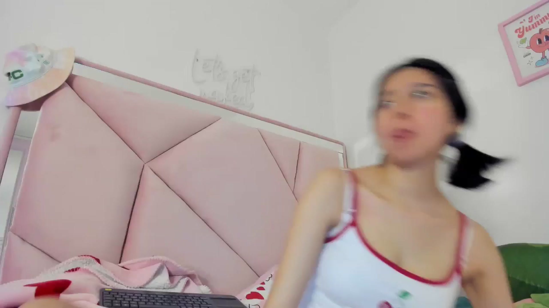 Gallery image thumbnail from Cherrycute666's myfreecams stream on, 05/19/2024, 24:57 image 17 of 20