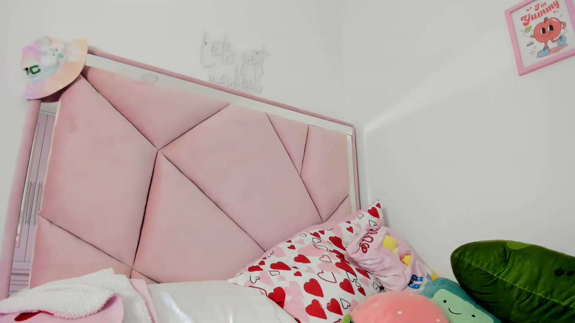 Gallery image thumbnail from Cherrycute666's myfreecams stream on, 05/19/2024, 08:54 image 2 of 20