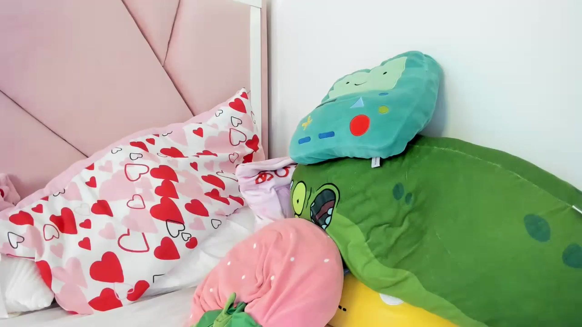 Gallery image thumbnail from Cherrycute666's myfreecams stream on, 05/19/2024, 23:53 image 14 of 20