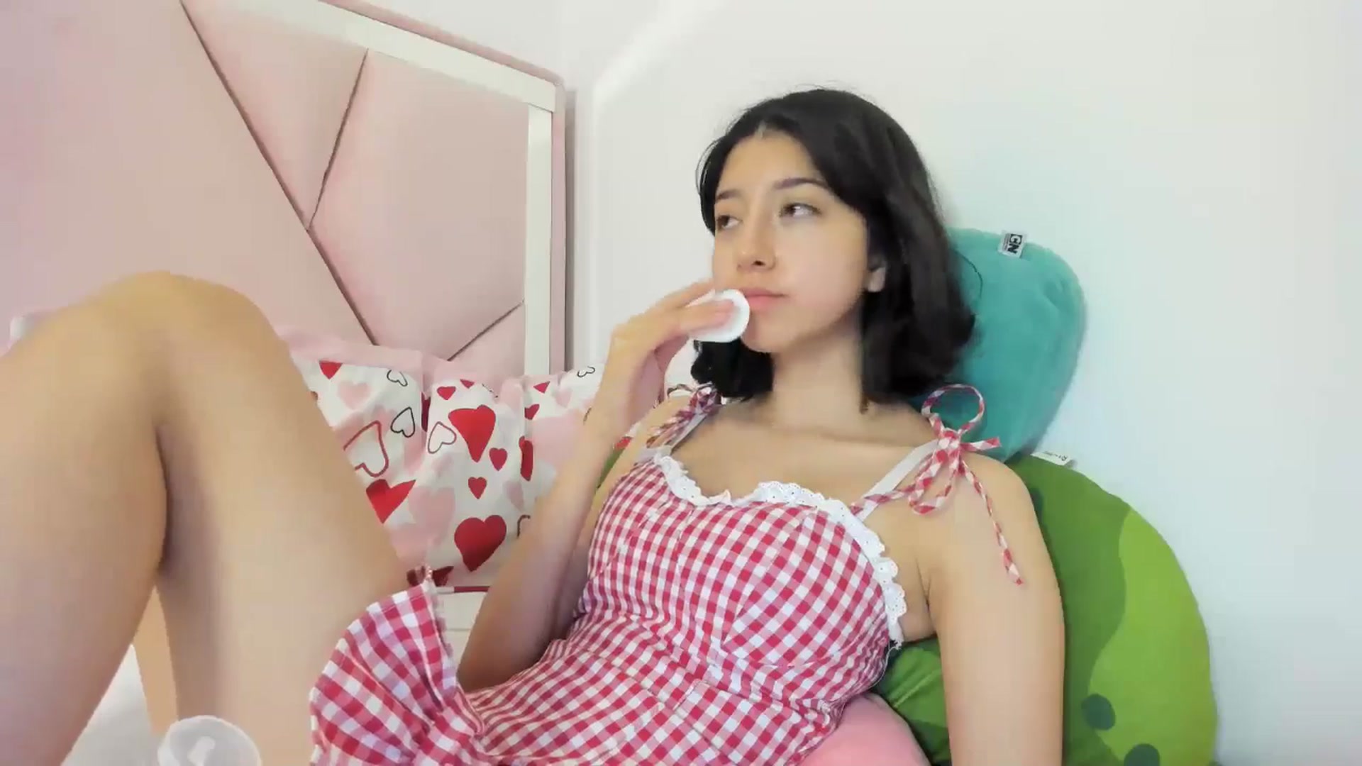 Gallery image thumbnail from Cherrycute666's myfreecams stream on, 05/21/2024, 08:11 image 14 of 20