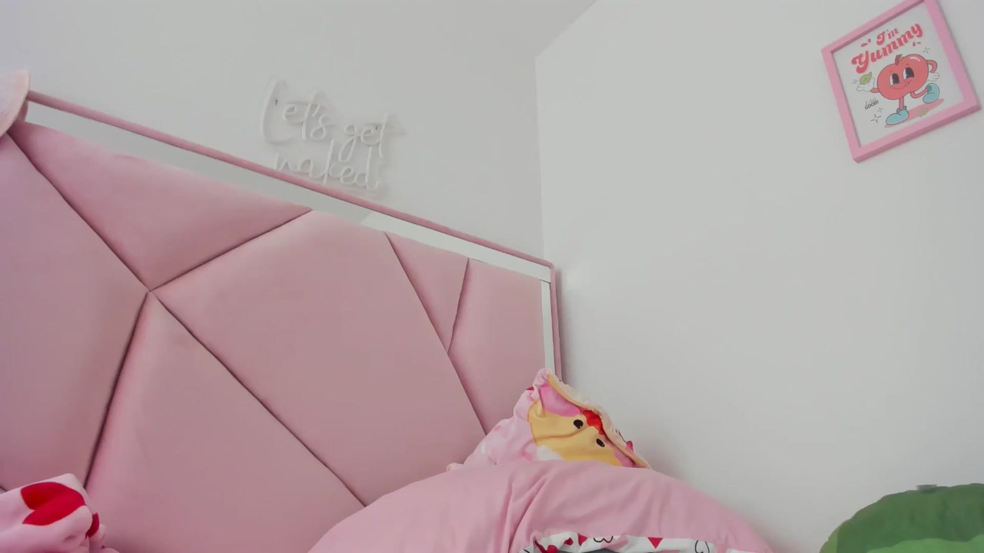 Gallery image thumbnail from Cherrycute666's myfreecams stream on, 05/21/2024, 22:19 image 20 of 20