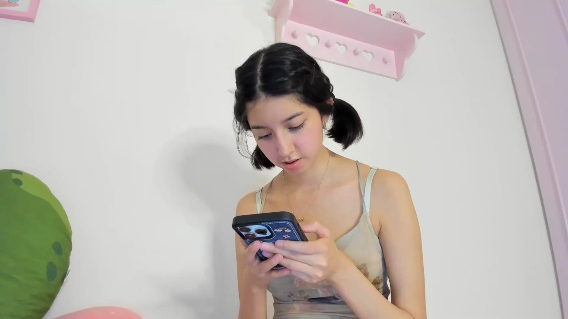 Gallery image thumbnail from Cherrycute666's myfreecams stream on, 05/25/2024, 24:40 image 12 of 20