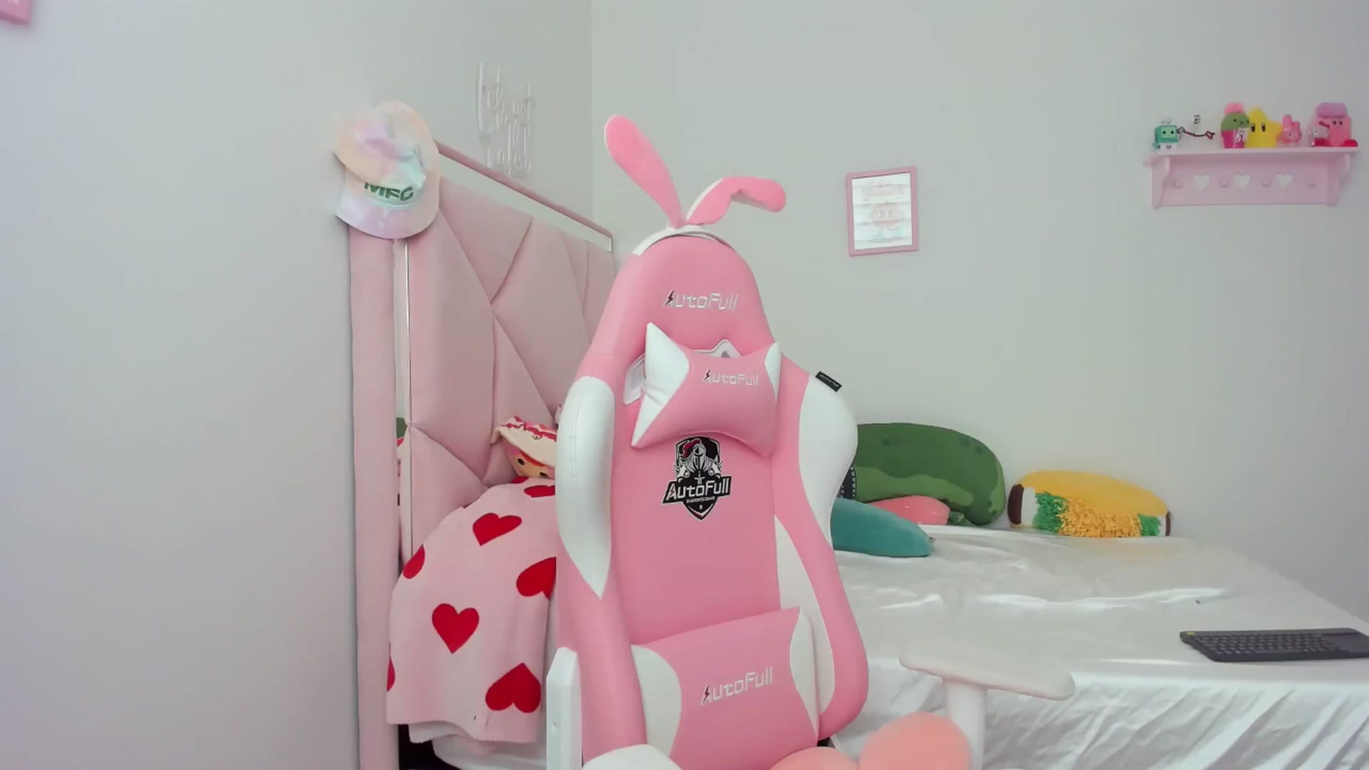Gallery image thumbnail from Cherrycute666's myfreecams stream on, 05/25/2024, 21:13 image 15 of 20