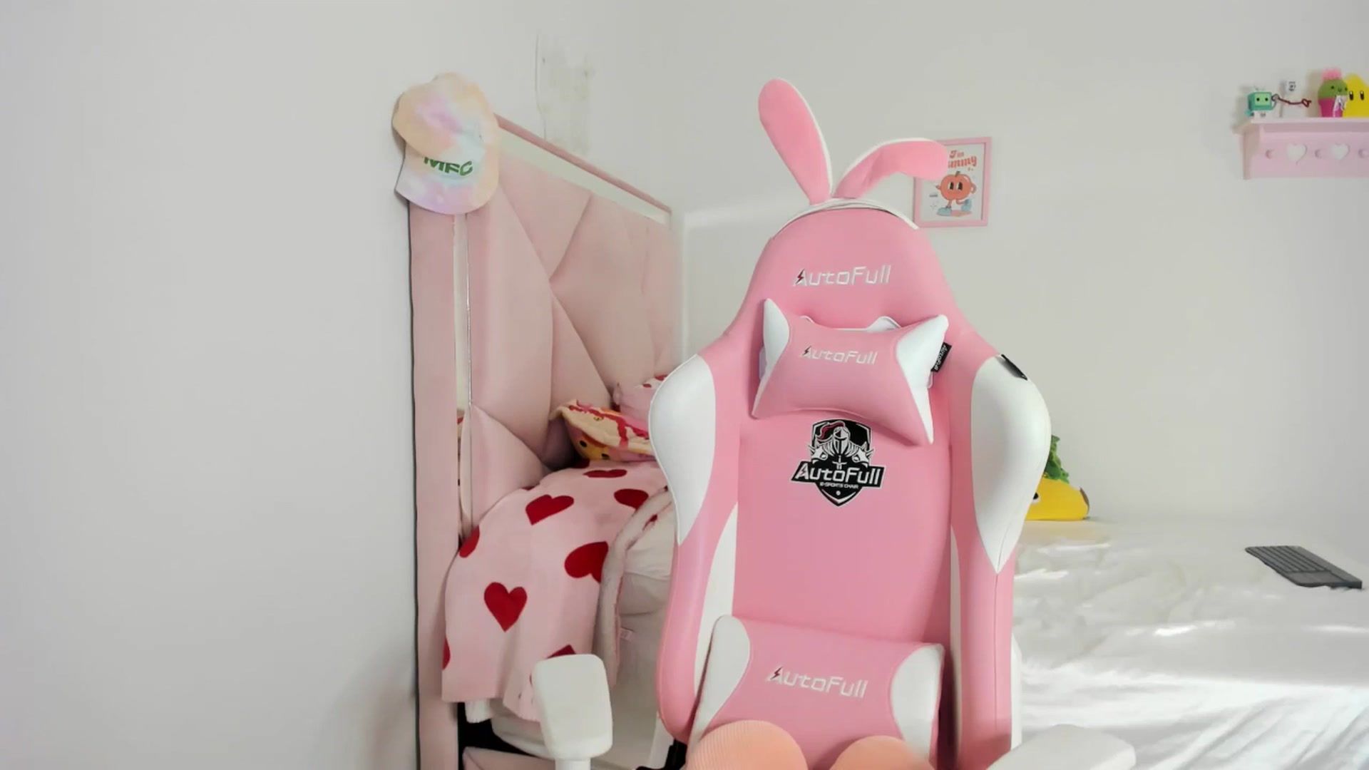 Gallery image thumbnail from Cherrycute666's myfreecams stream on, 05/26/2024, 06:52 image 16 of 20