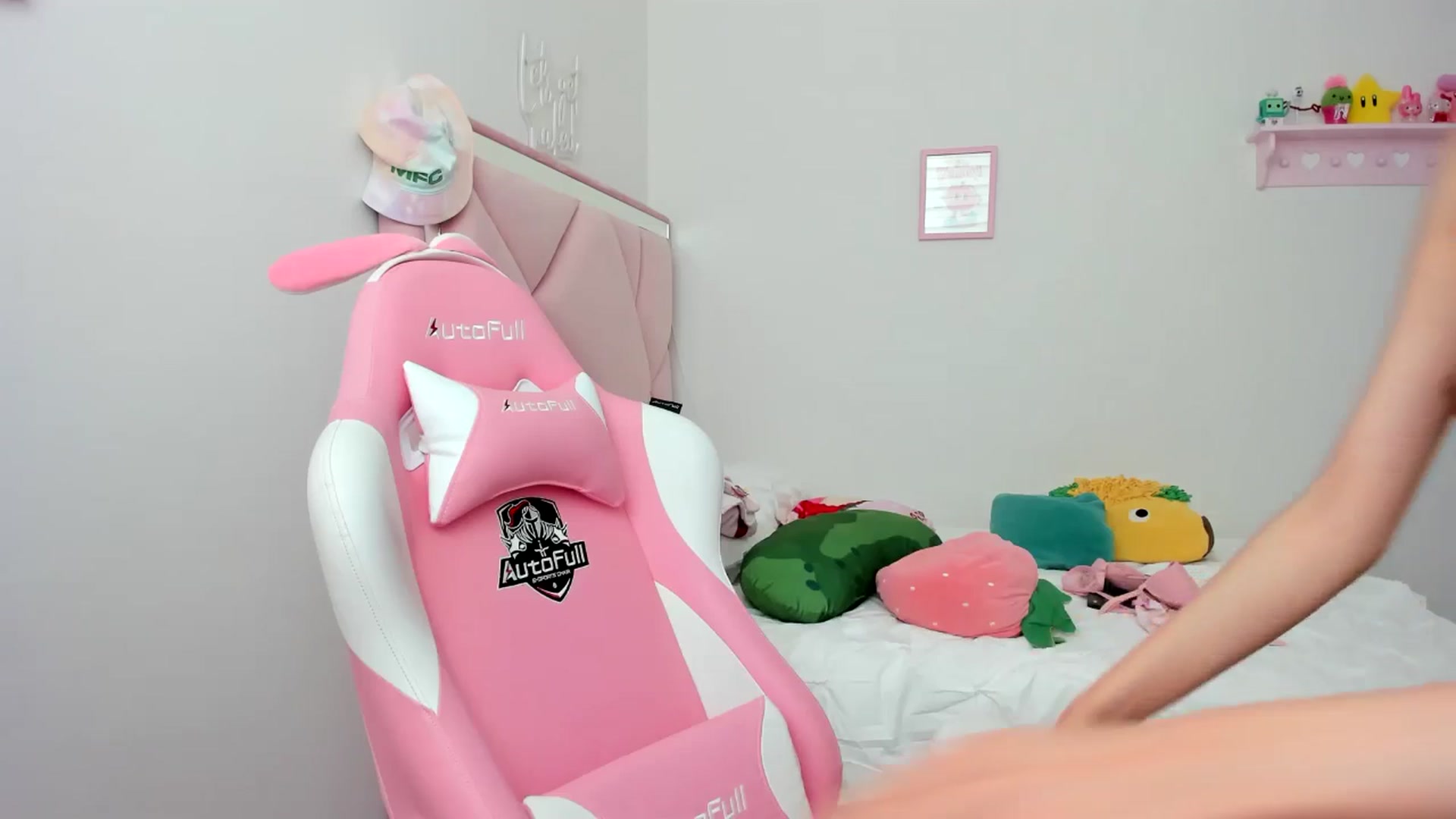 Gallery image thumbnail from Cherrycute666's myfreecams stream on, 05/30/2024, 18:48 image 13 of 20