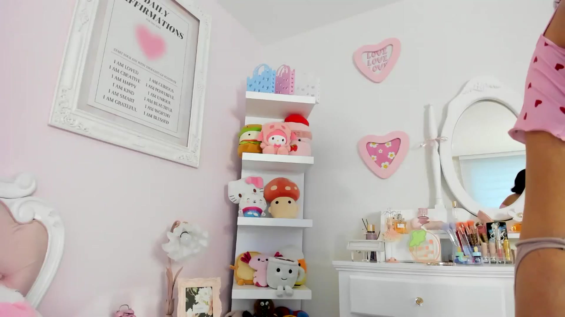 Gallery image thumbnail from Cherrycute666's myfreecams stream on, 05/31/2024, 24:31 image 3 of 20