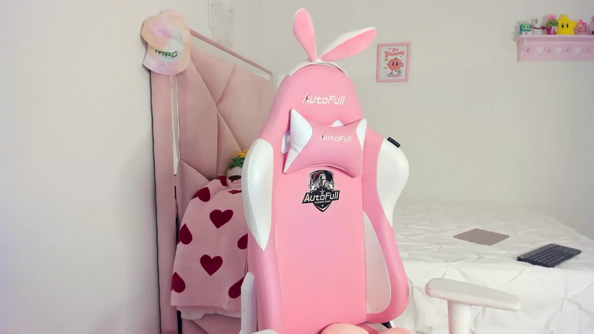 Gallery image thumbnail from Cherrycute666's myfreecams stream on, 05/31/2024, 12:24 image 15 of 20