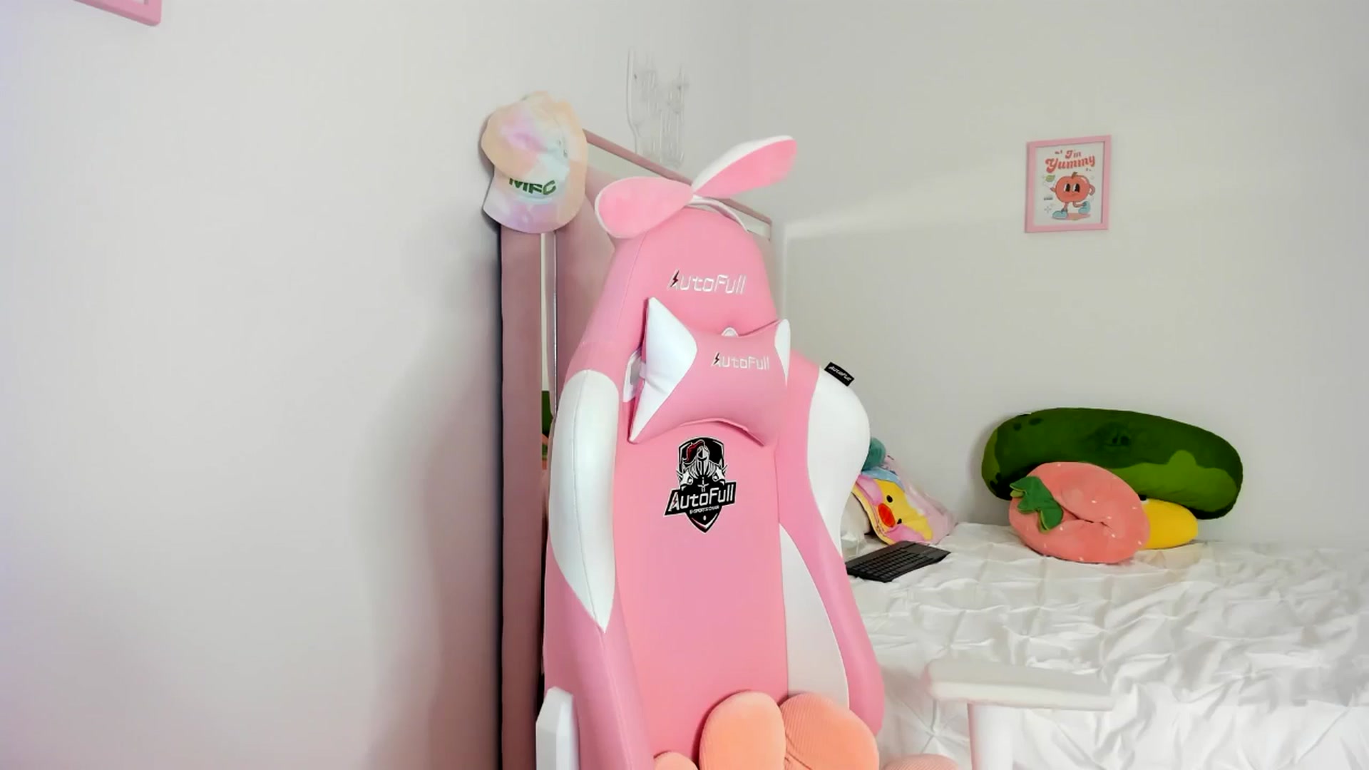 Gallery image thumbnail from Cherrycute666's myfreecams stream on, 06/02/2024, 07:51 image 15 of 20