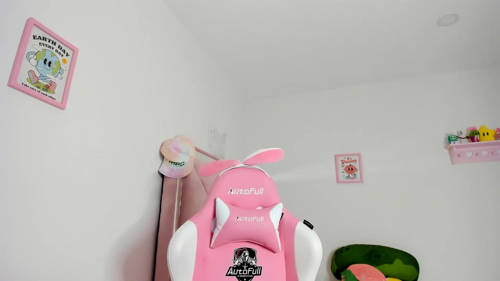 Gallery image thumbnail from Cherrycute666's myfreecams stream on, 06/02/2024, 11:30 image 13 of 20