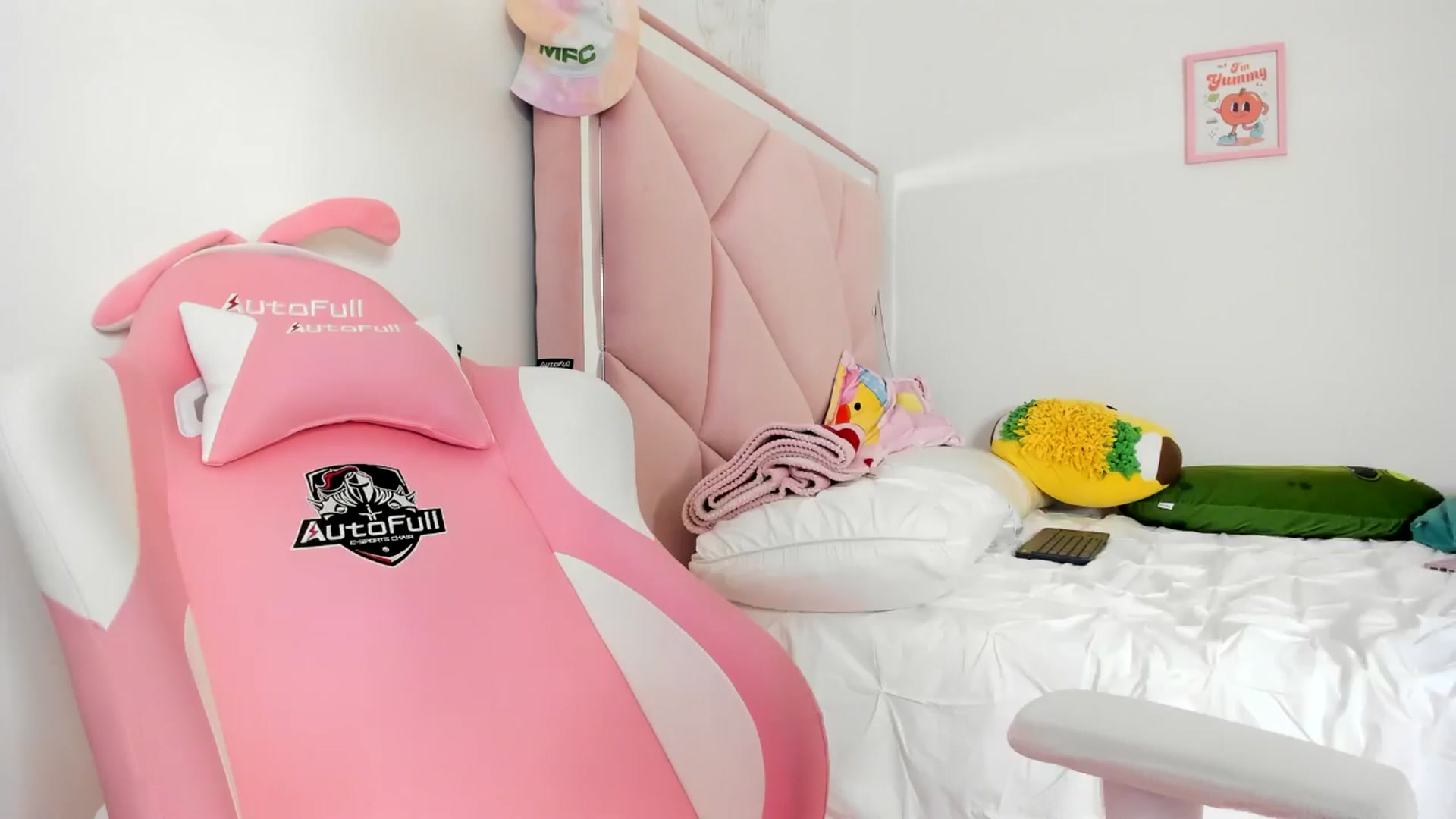 Gallery image thumbnail from Cherrycute666's myfreecams stream on, 06/03/2024, 07:42 image 5 of 20
