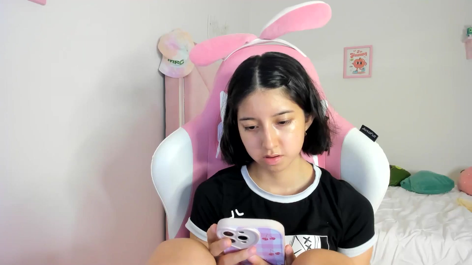 Gallery image thumbnail from Cherrycute666's myfreecams stream on, 06/03/2024, 08:21 image 17 of 20