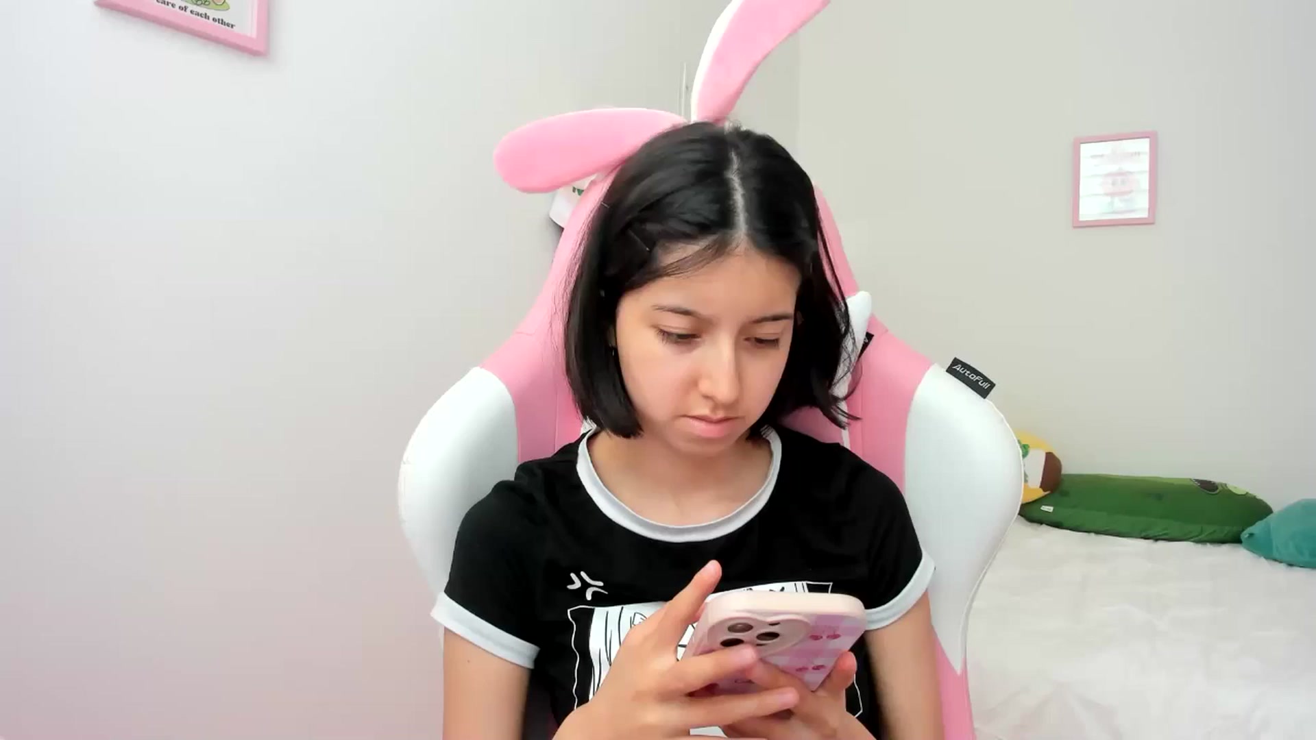 Gallery image thumbnail from Cherrycute666's myfreecams stream on, 06/03/2024, 22:40 image 1 of 20