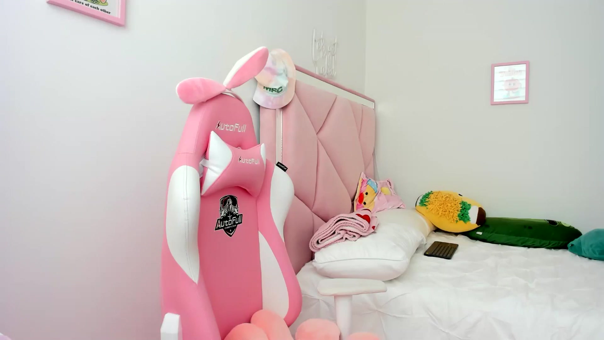 Gallery image thumbnail from Cherrycute666's myfreecams stream on, 06/03/2024, 22:40 image 4 of 20