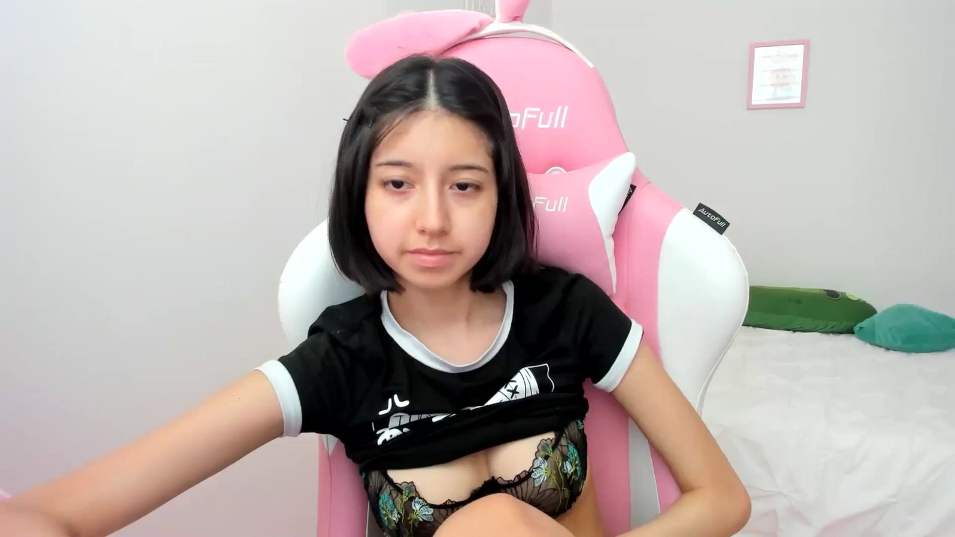 Gallery image thumbnail from Cherrycute666's myfreecams stream on, 06/03/2024, 22:40 image 15 of 20