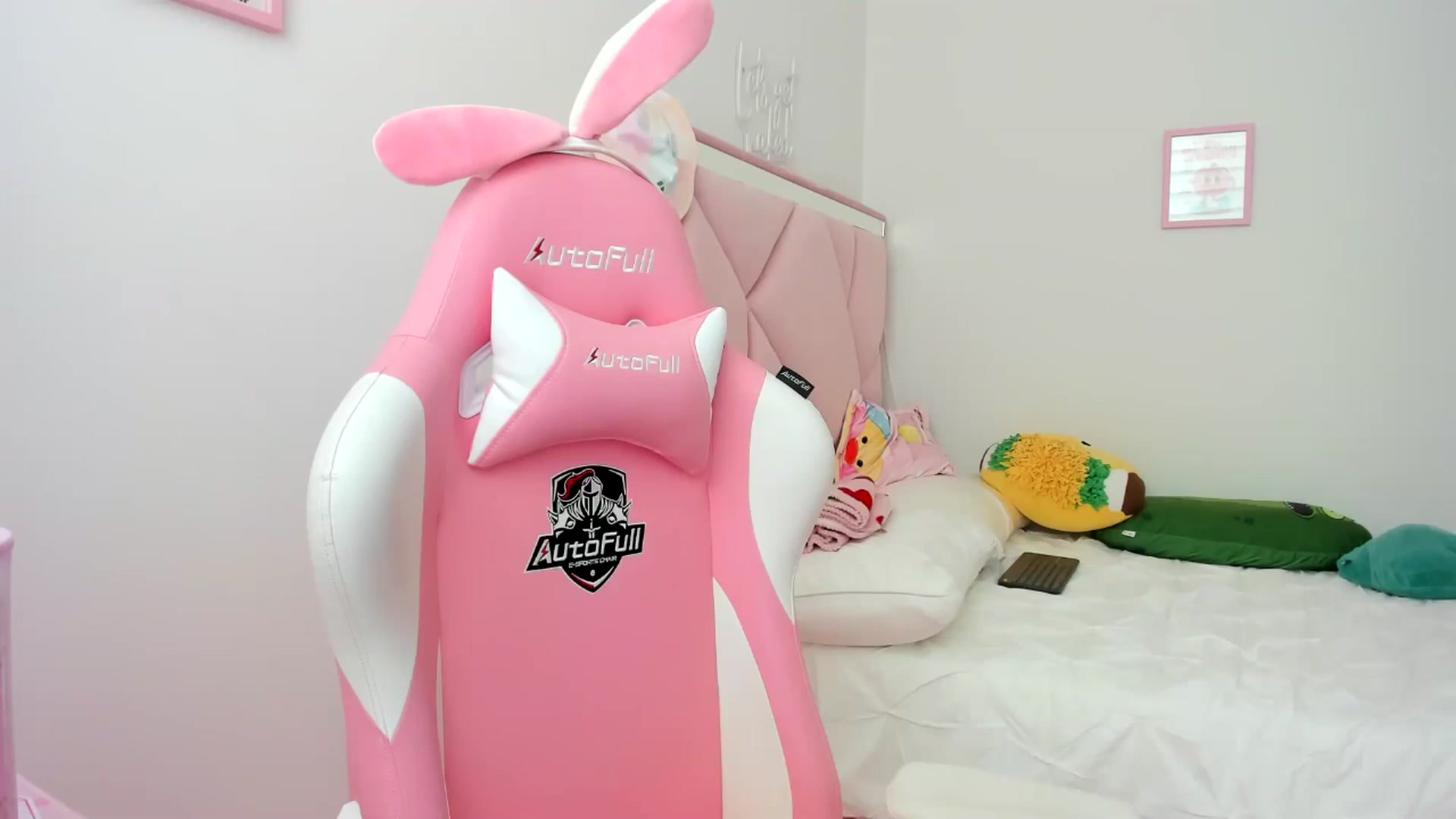 Gallery image thumbnail from Cherrycute666's myfreecams stream on, 06/03/2024, 22:40 image 8 of 20