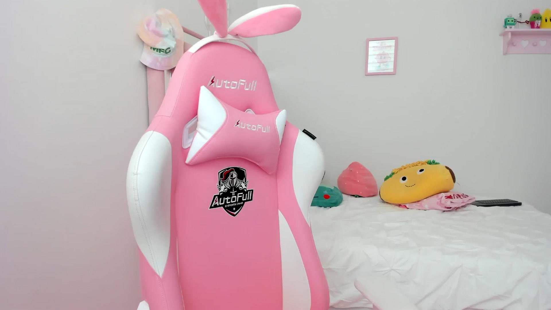 Gallery image thumbnail from Cherrycute666's myfreecams stream on, 06/04/2024, 15:16 image 7 of 20