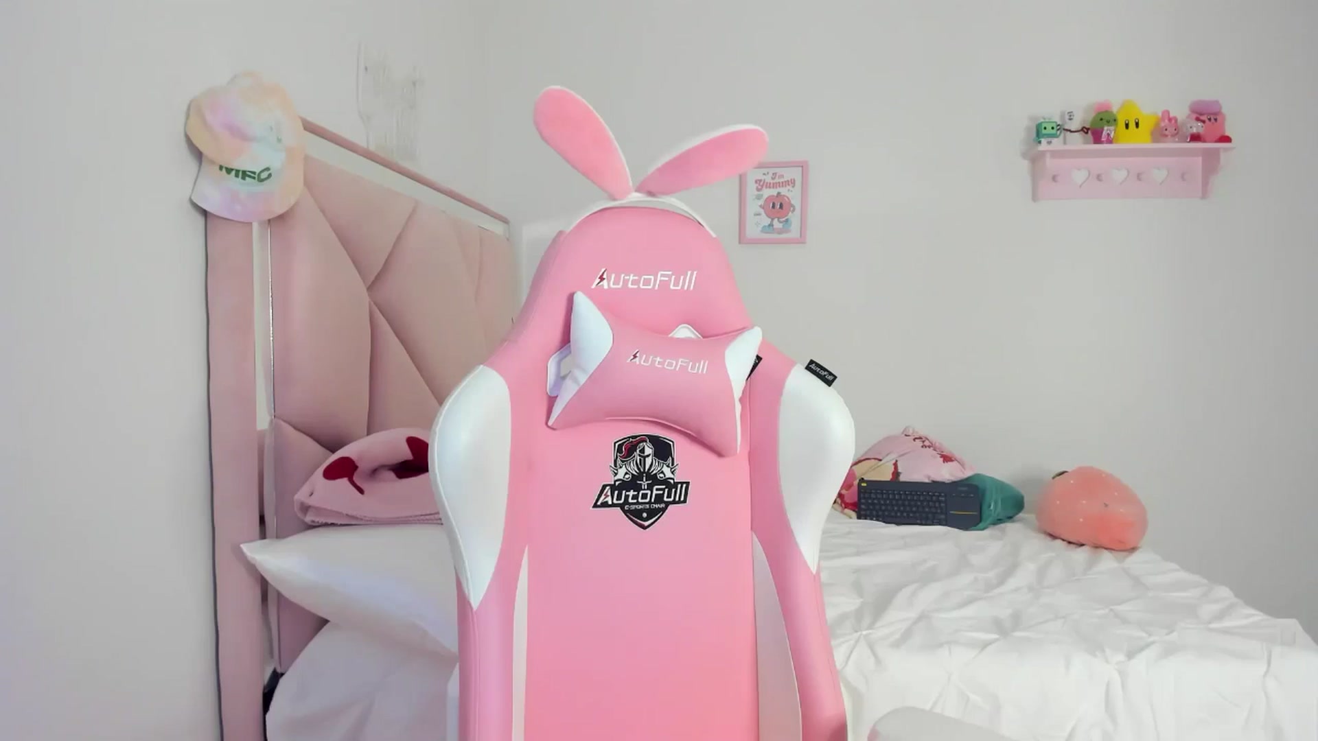 Gallery image thumbnail from Cherrycute666's myfreecams stream on, 06/06/2024, 01:10 image 15 of 20