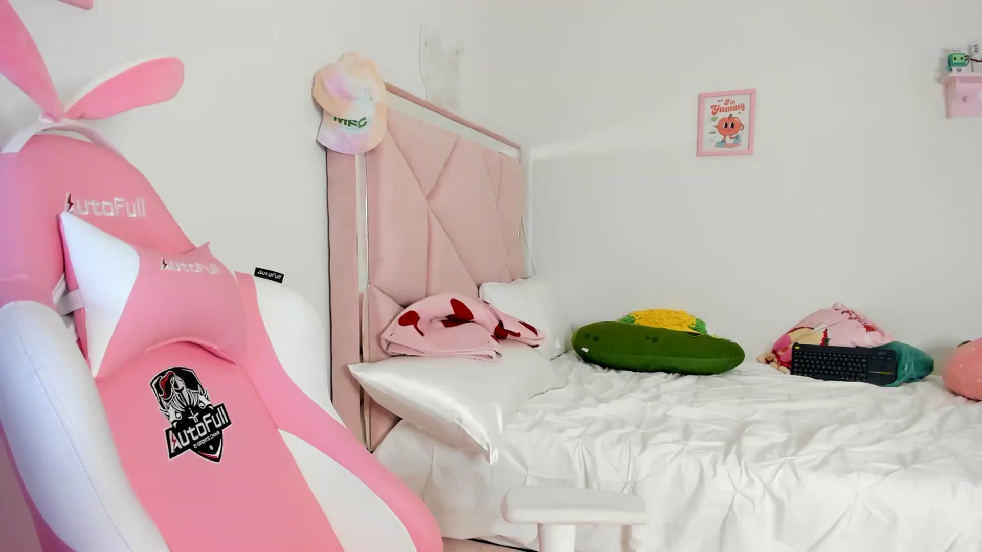 Gallery image thumbnail from Cherrycute666's myfreecams stream on, 06/06/2024, 04:59 image 2 of 20
