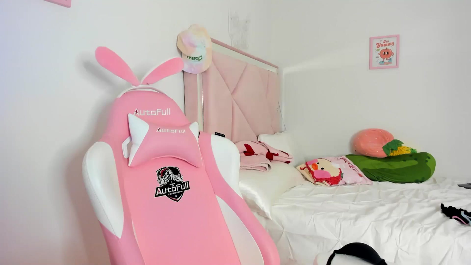 Gallery image thumbnail from Cherrycute666's myfreecams stream on, 06/07/2024, 10:14 image 16 of 20