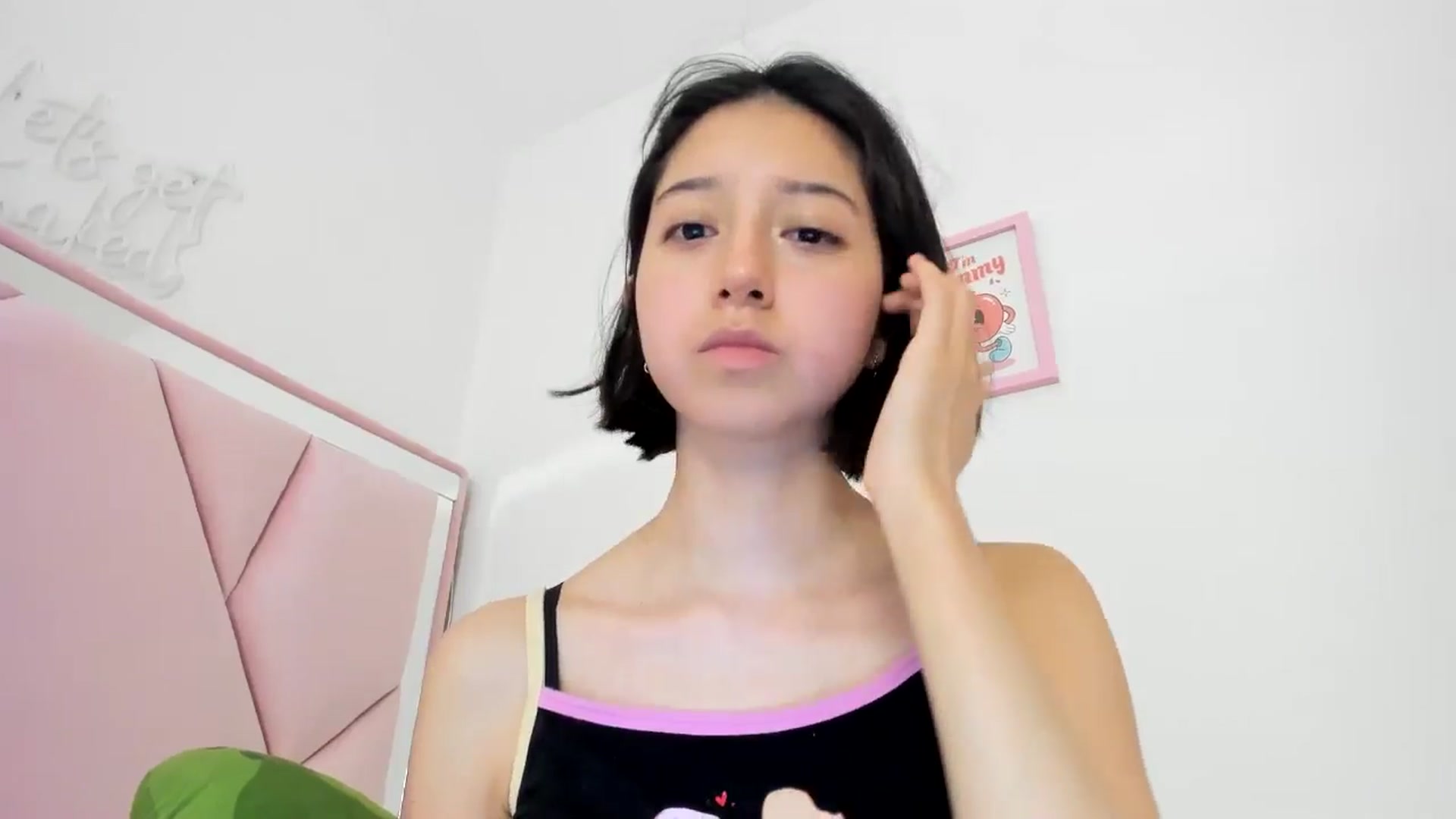 Gallery image thumbnail from Cherrycute666's myfreecams stream on, 06/08/2024, 24:33 image 16 of 20