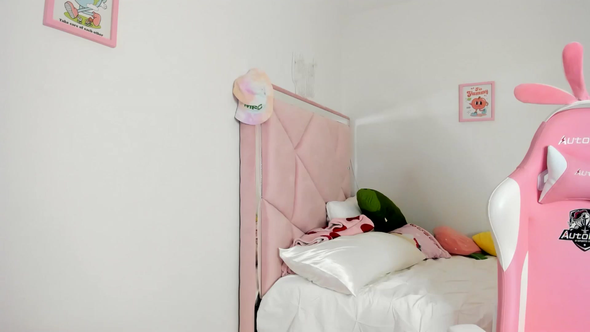 Gallery image thumbnail from Cherrycute666's myfreecams stream on, 06/08/2024, 04:23 image 18 of 20