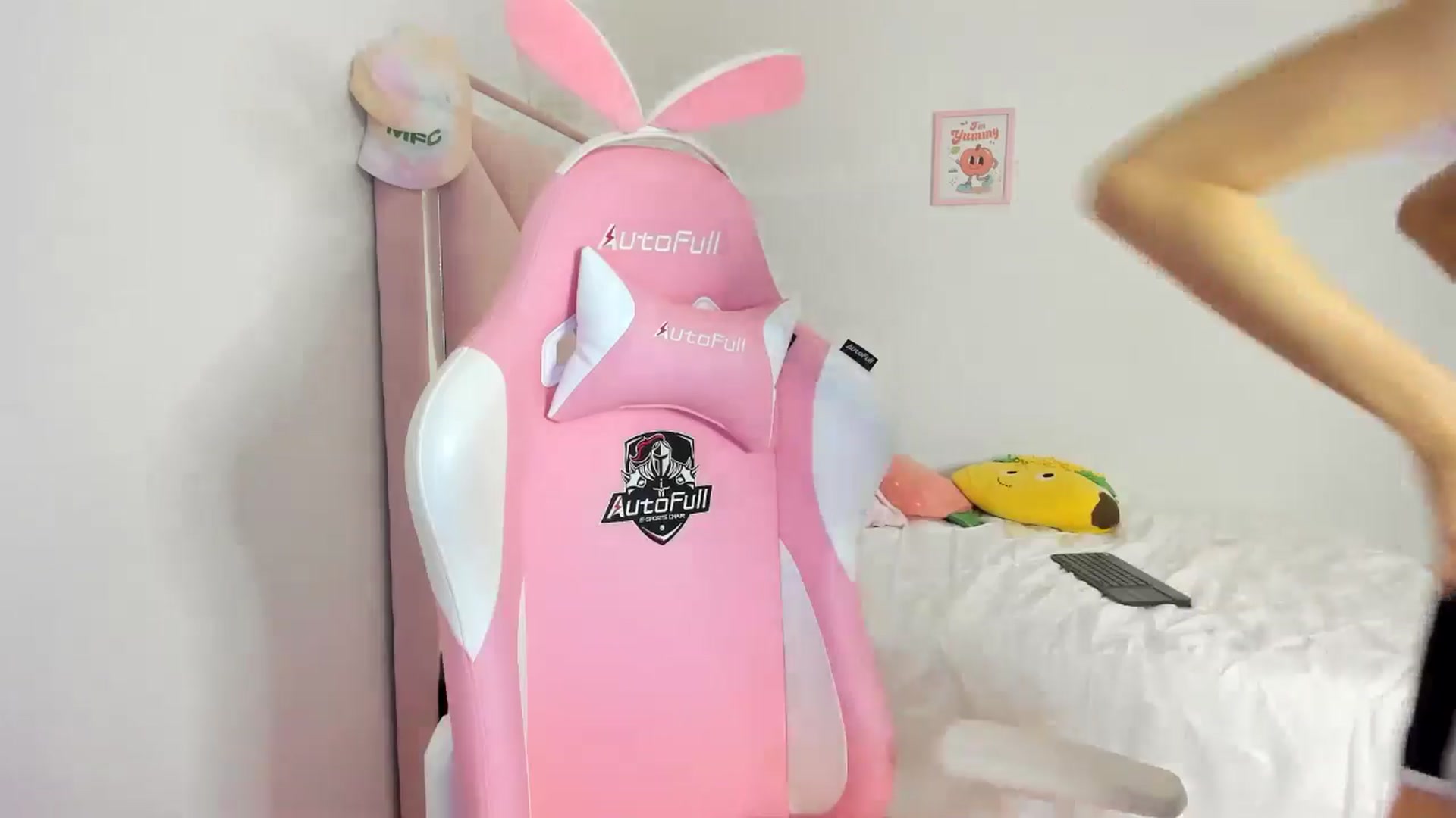 Gallery image thumbnail from Cherrycute666's myfreecams stream on, 06/08/2024, 10:51 image 17 of 20
