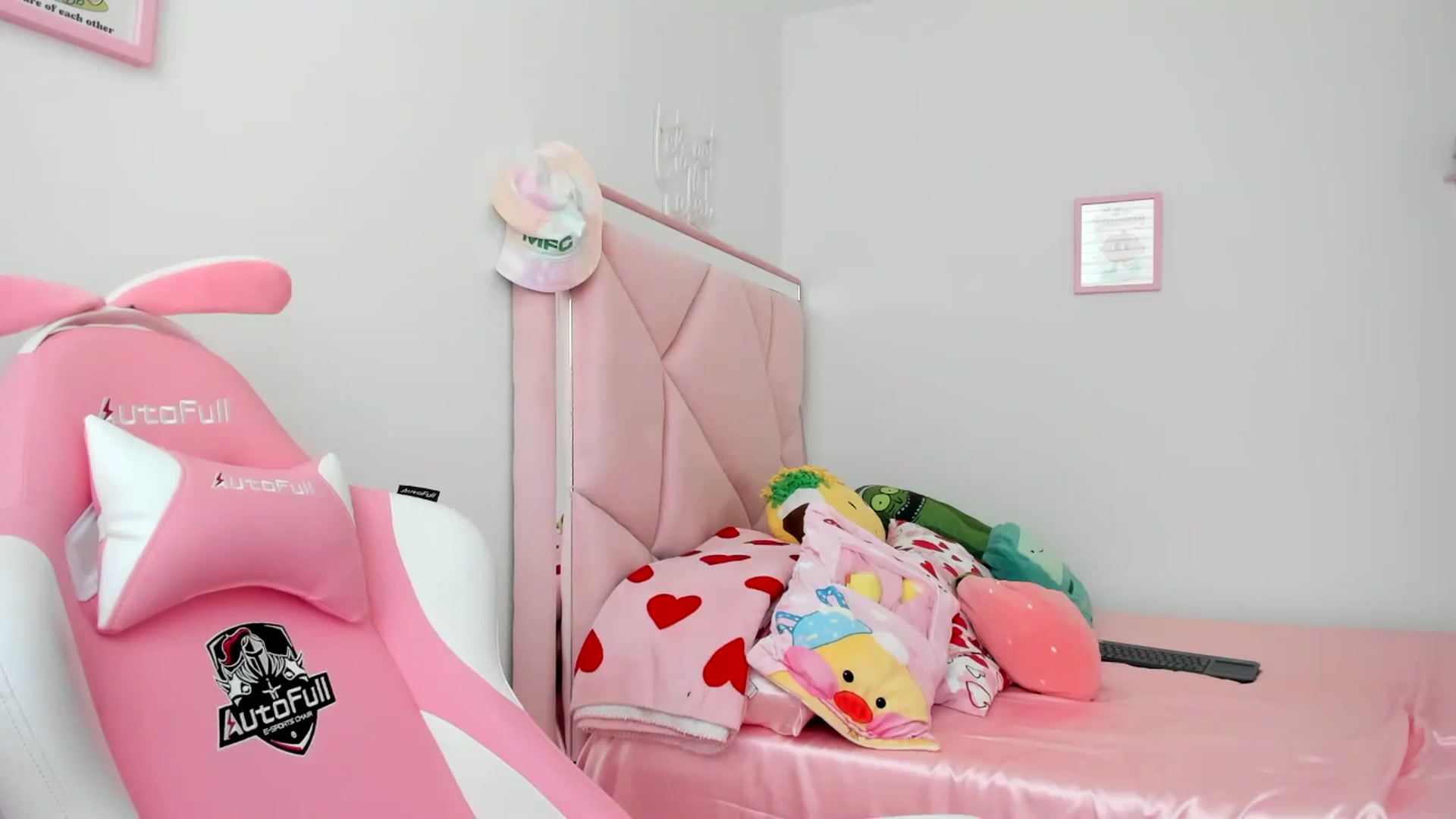 Gallery image thumbnail from Cherrycute666's myfreecams stream on, 06/09/2024, 01:19 image 11 of 20