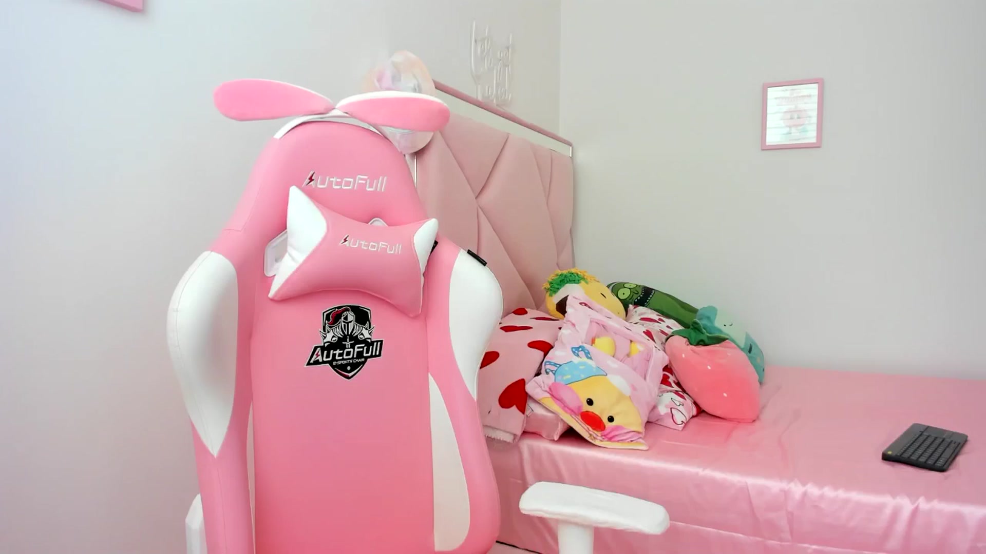 Gallery image thumbnail from Cherrycute666's myfreecams stream on, 06/09/2024, 01:19 image 3 of 20