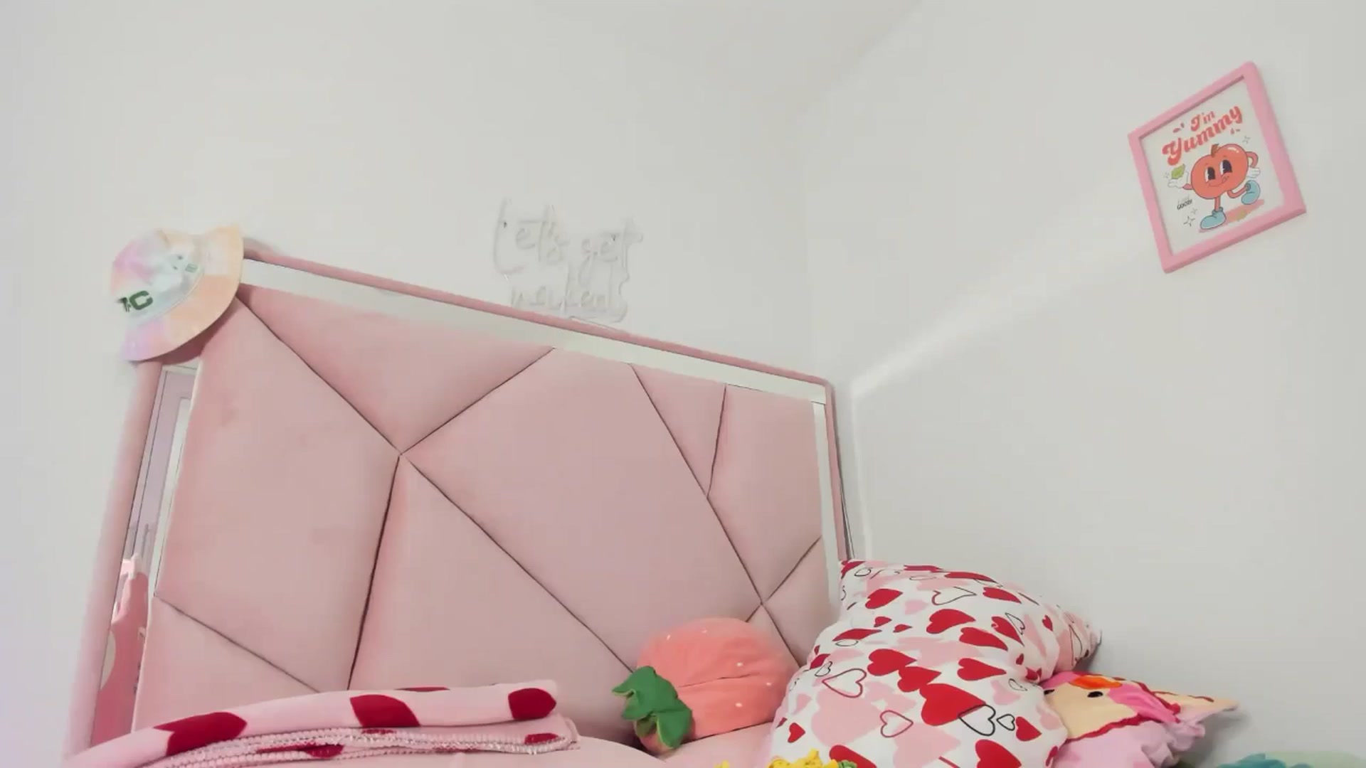 Gallery image thumbnail from Cherrycute666's myfreecams stream on, 06/09/2024, 04:46 image 15 of 20