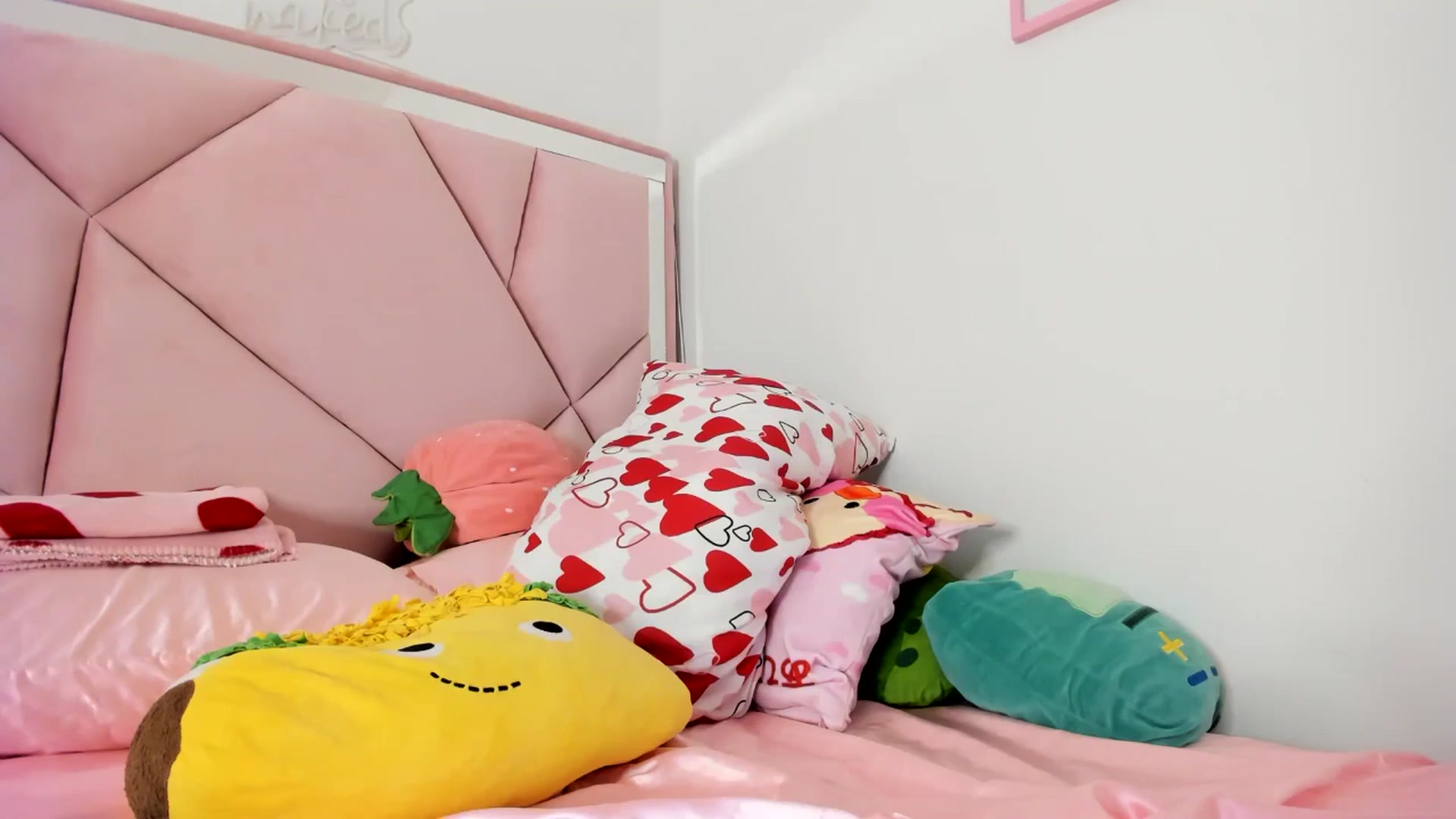 Gallery image thumbnail from Cherrycute666's myfreecams stream on, 06/09/2024, 04:46 image 5 of 20