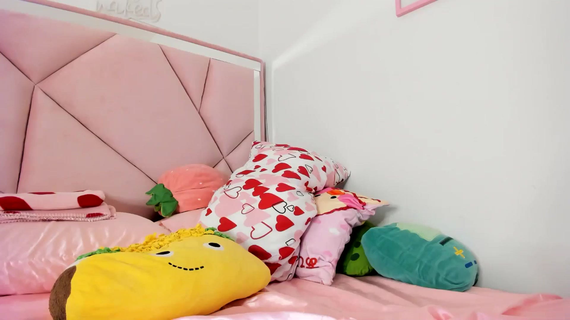 Gallery image thumbnail from Cherrycute666's myfreecams stream on, 06/09/2024, 04:46 image 6 of 20