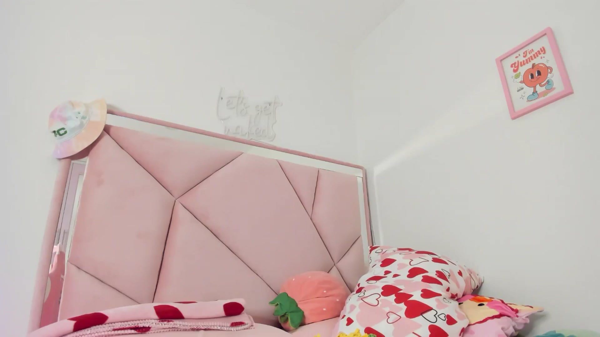 Gallery image thumbnail from Cherrycute666's myfreecams stream on, 06/09/2024, 04:46 image 13 of 20