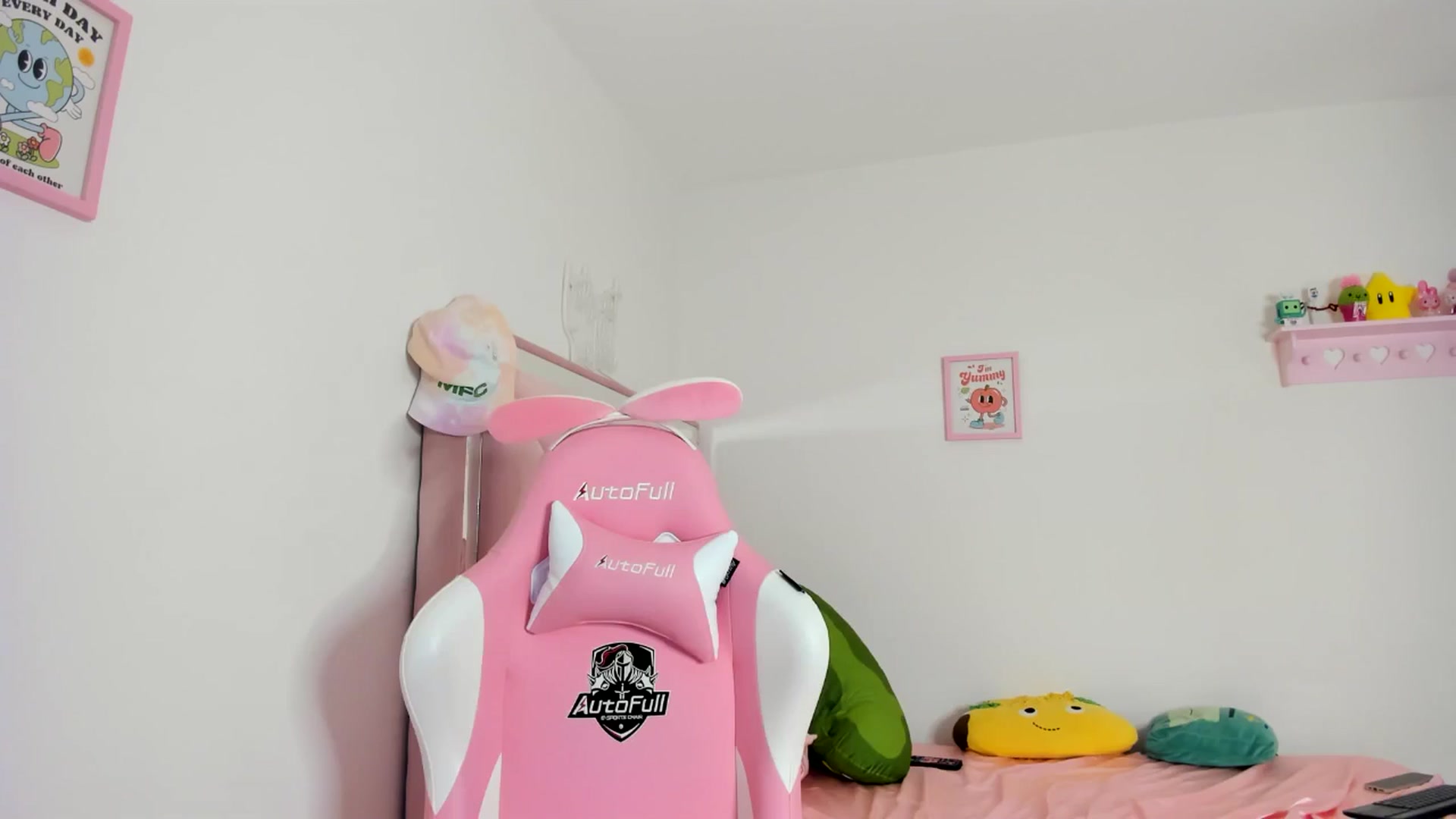 Gallery image thumbnail from Cherrycute666's myfreecams stream on, 06/09/2024, 11:45 image 1 of 20