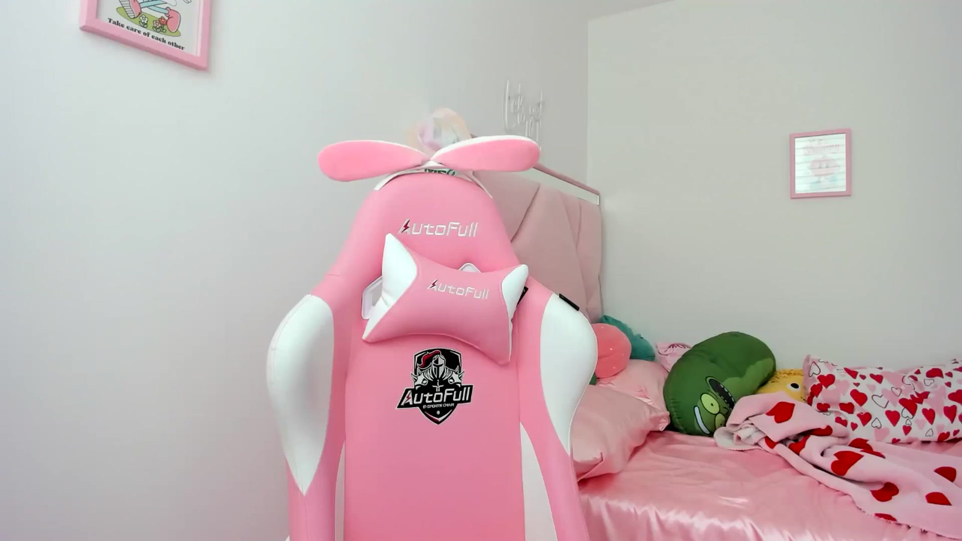 Gallery image thumbnail from Cherrycute666's myfreecams stream on, 06/09/2024, 22:17 image 3 of 20