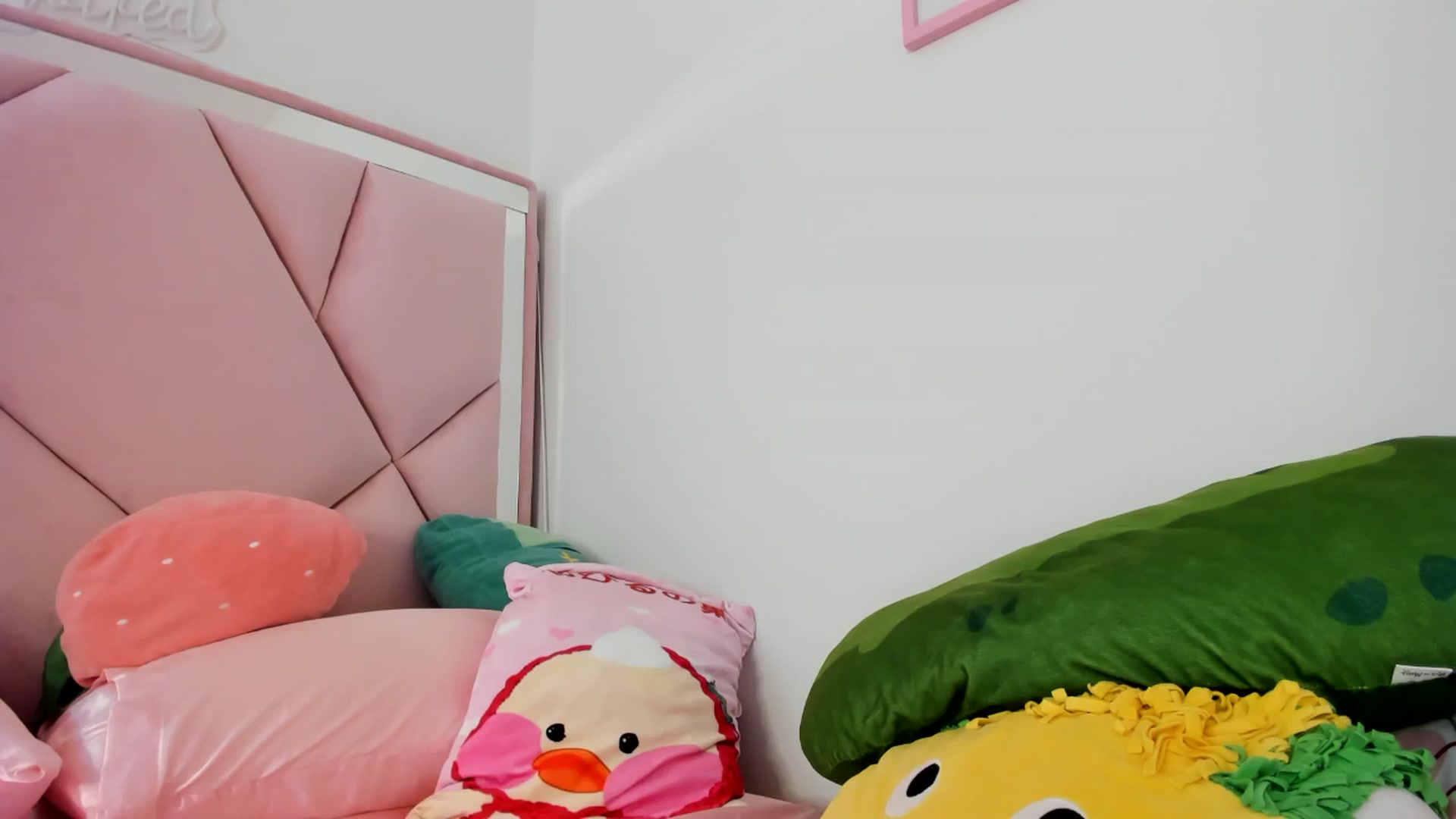 Gallery image thumbnail from Cherrycute666's myfreecams stream on, 06/09/2024, 22:17 image 14 of 20