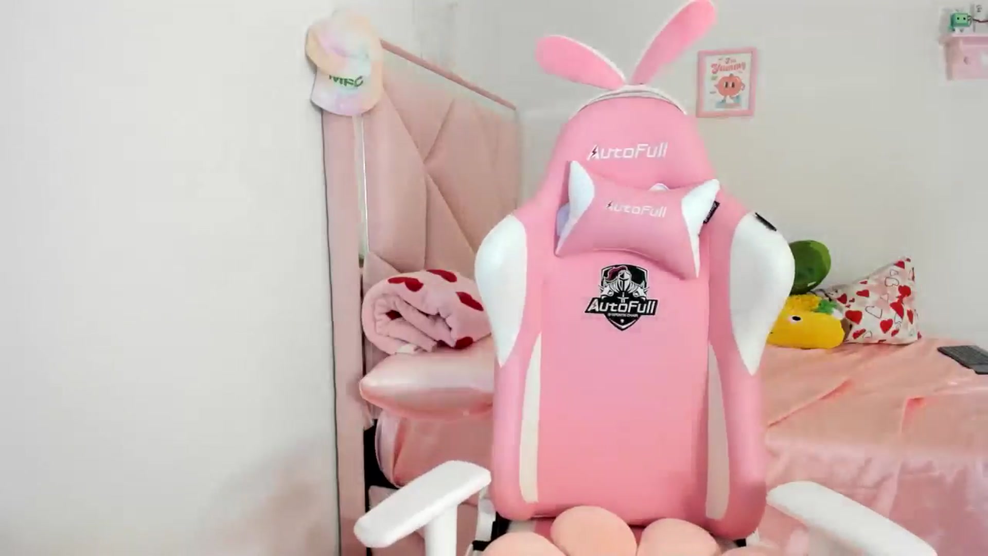 Gallery image thumbnail from Cherrycute666's myfreecams stream on, 06/10/2024, 01:37 image 15 of 20
