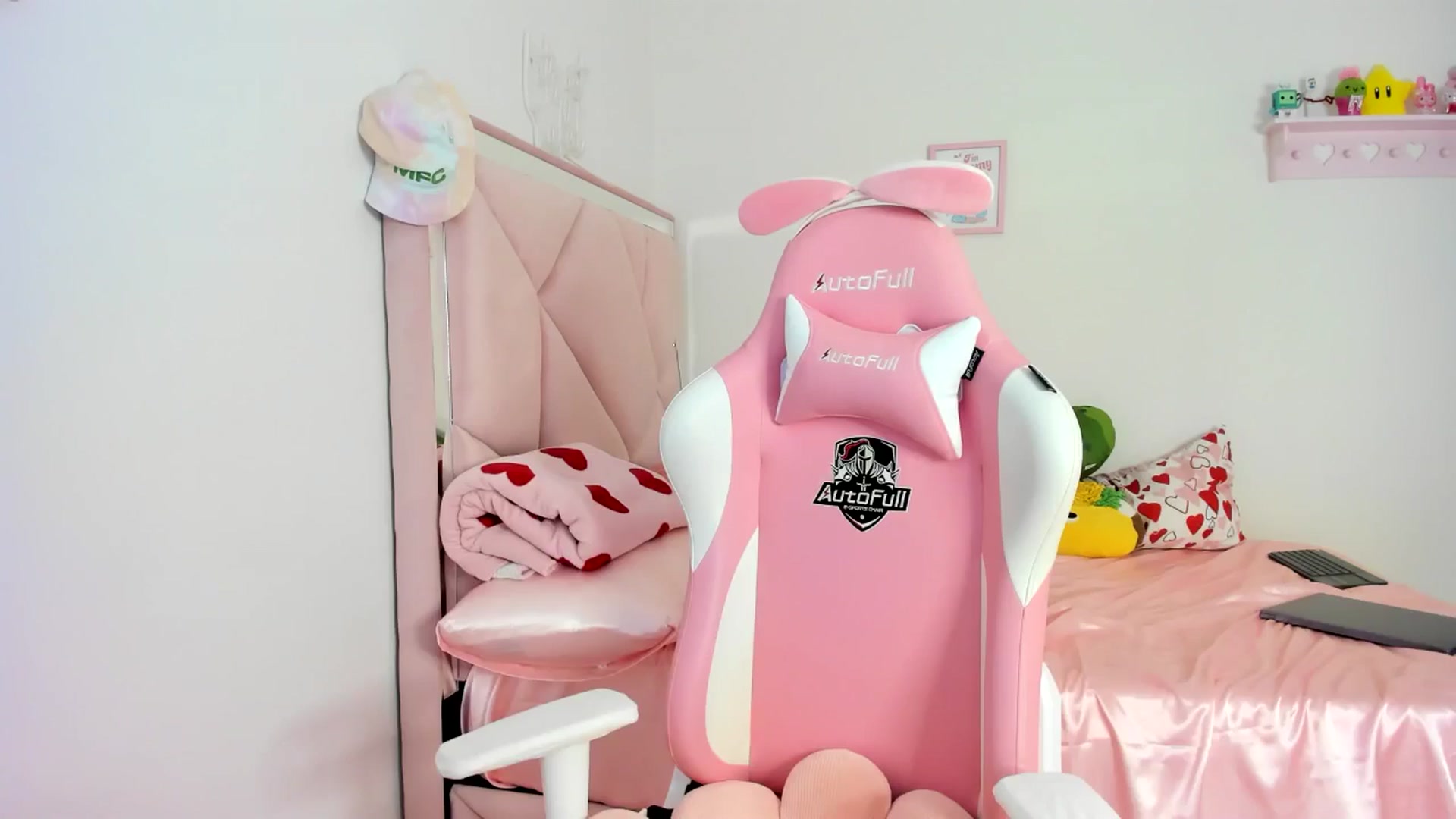 Gallery image thumbnail from Cherrycute666's myfreecams stream on, 06/10/2024, 01:37 image 11 of 20